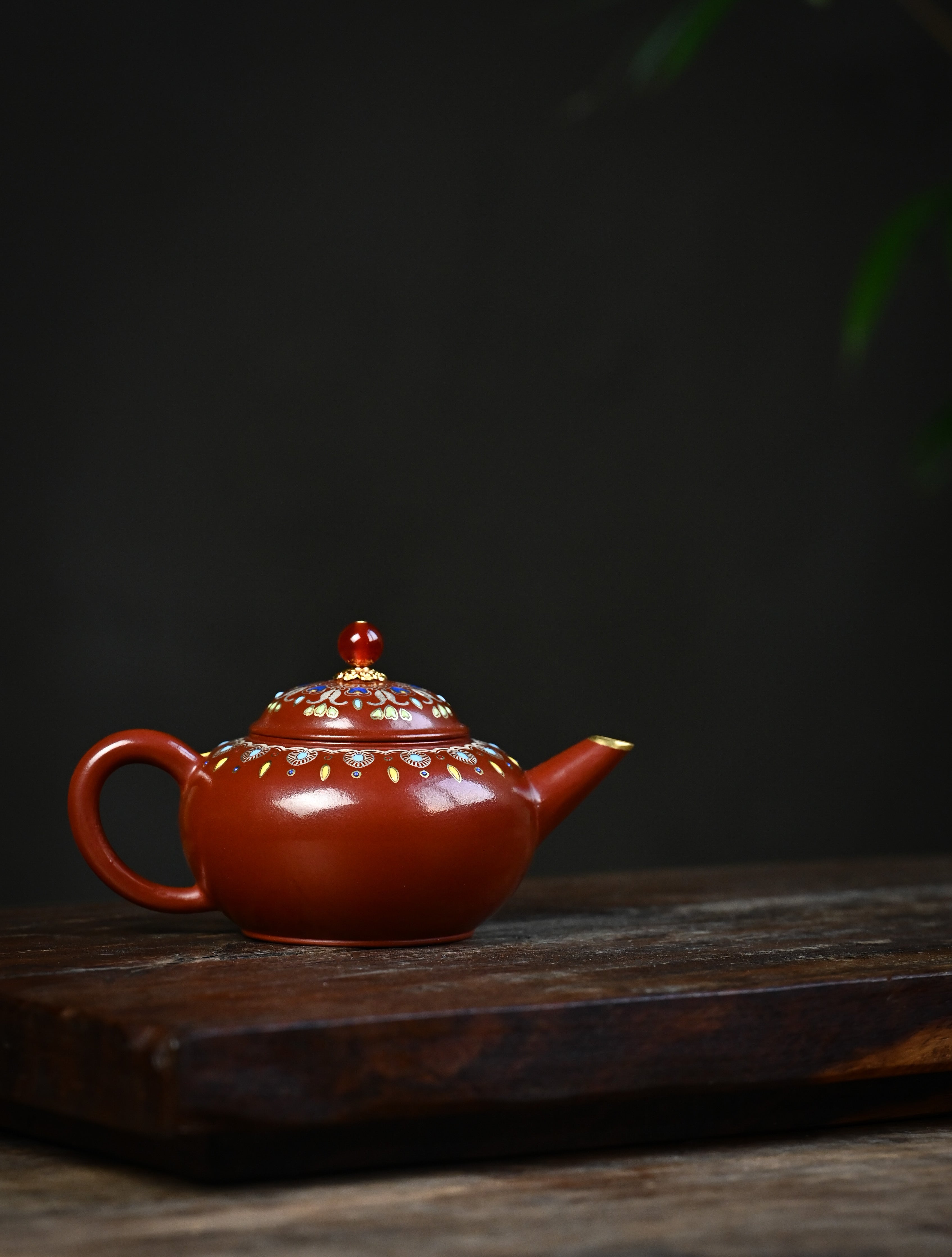 YANYOO handmade Yixing teapot featuring Zhuni clay, water polish technique (Shuimo) and delicate Falangcai, lifestyle wide-angle right side.