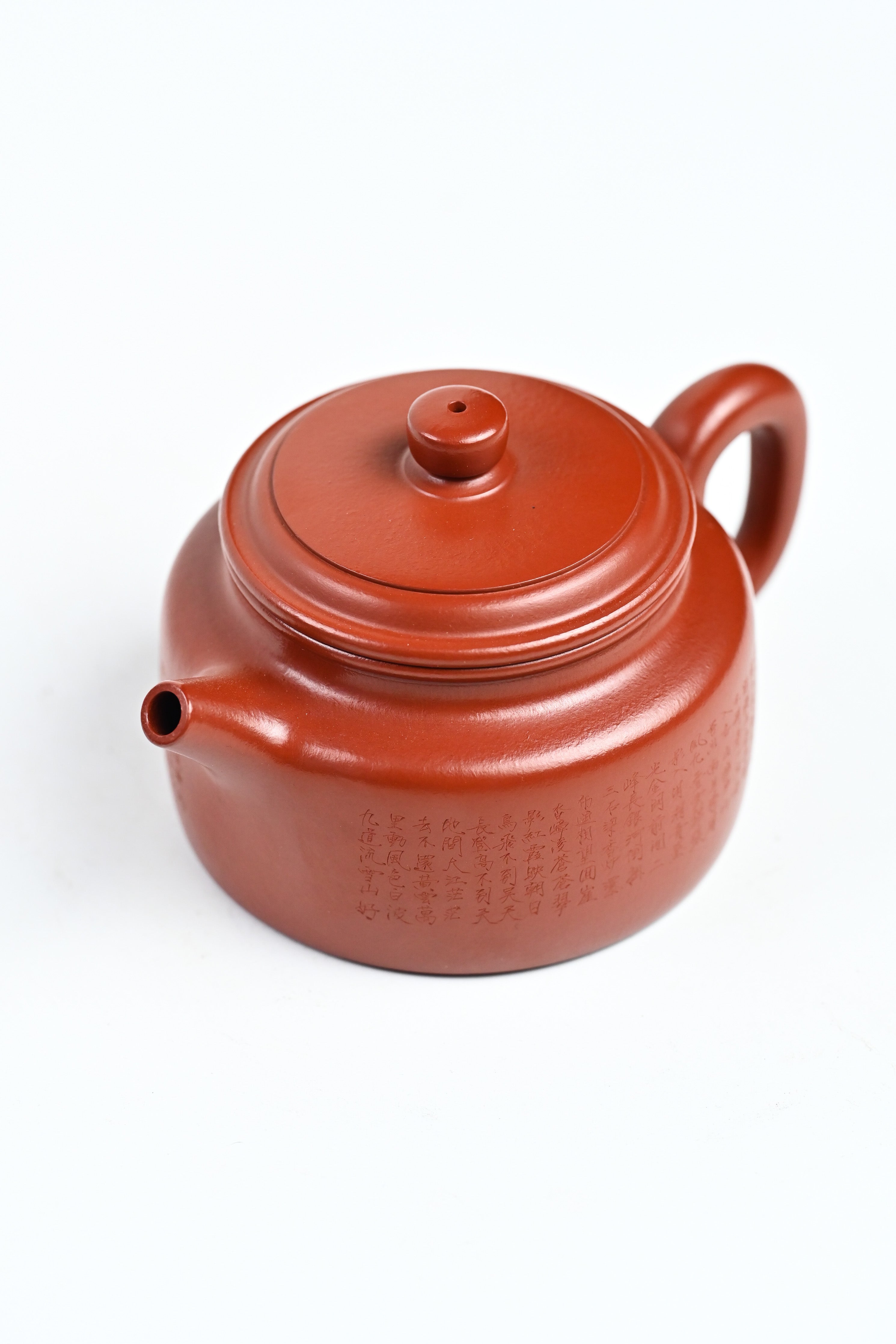 Handmade YANYOO Yixing teapot featuring Zhuni clay and Chinese landscape engraving, product top side.