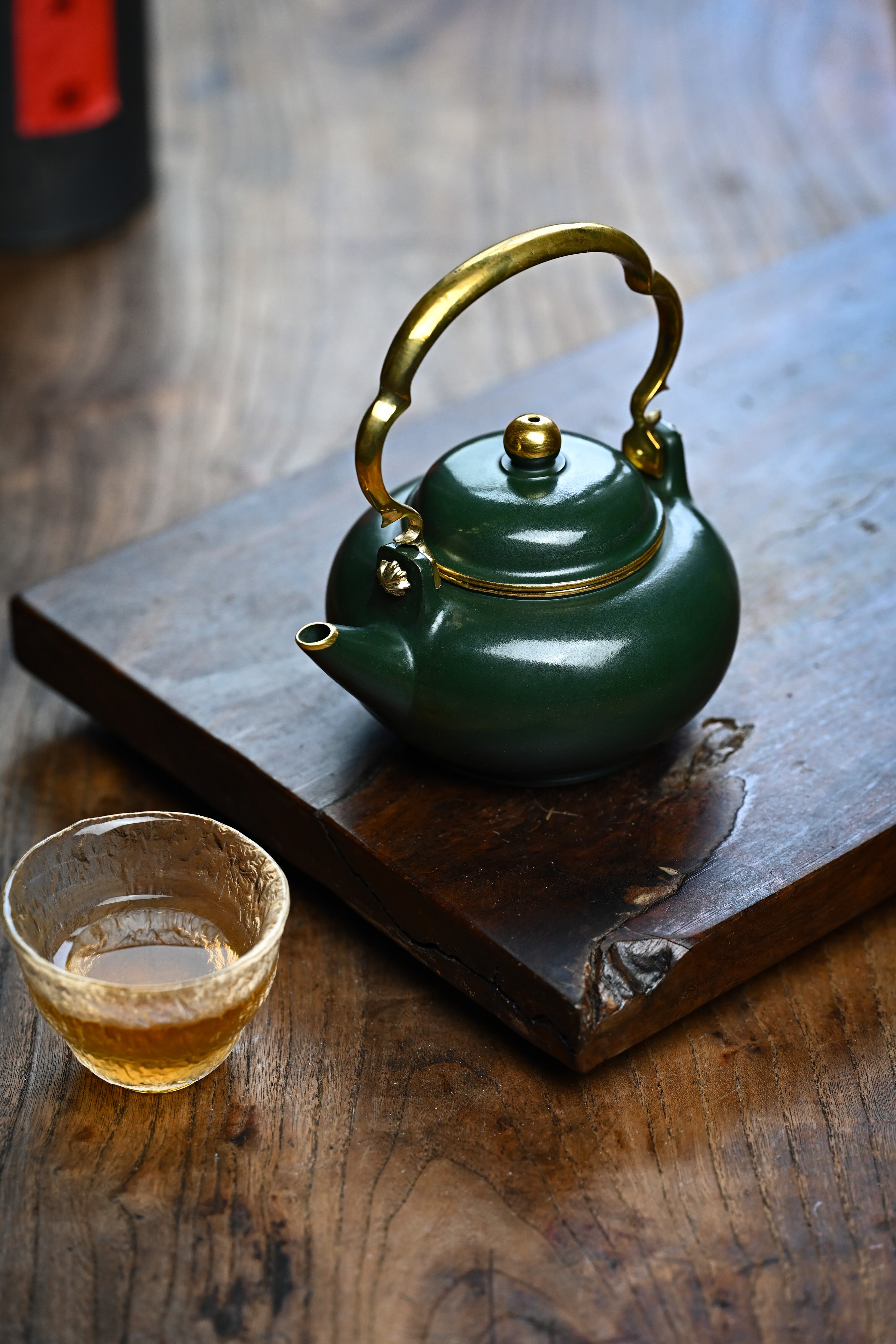 Handmade YANYOO Yixing teapot featuring Lvni clay and water-polished craftsmanship, lifestyle left side.