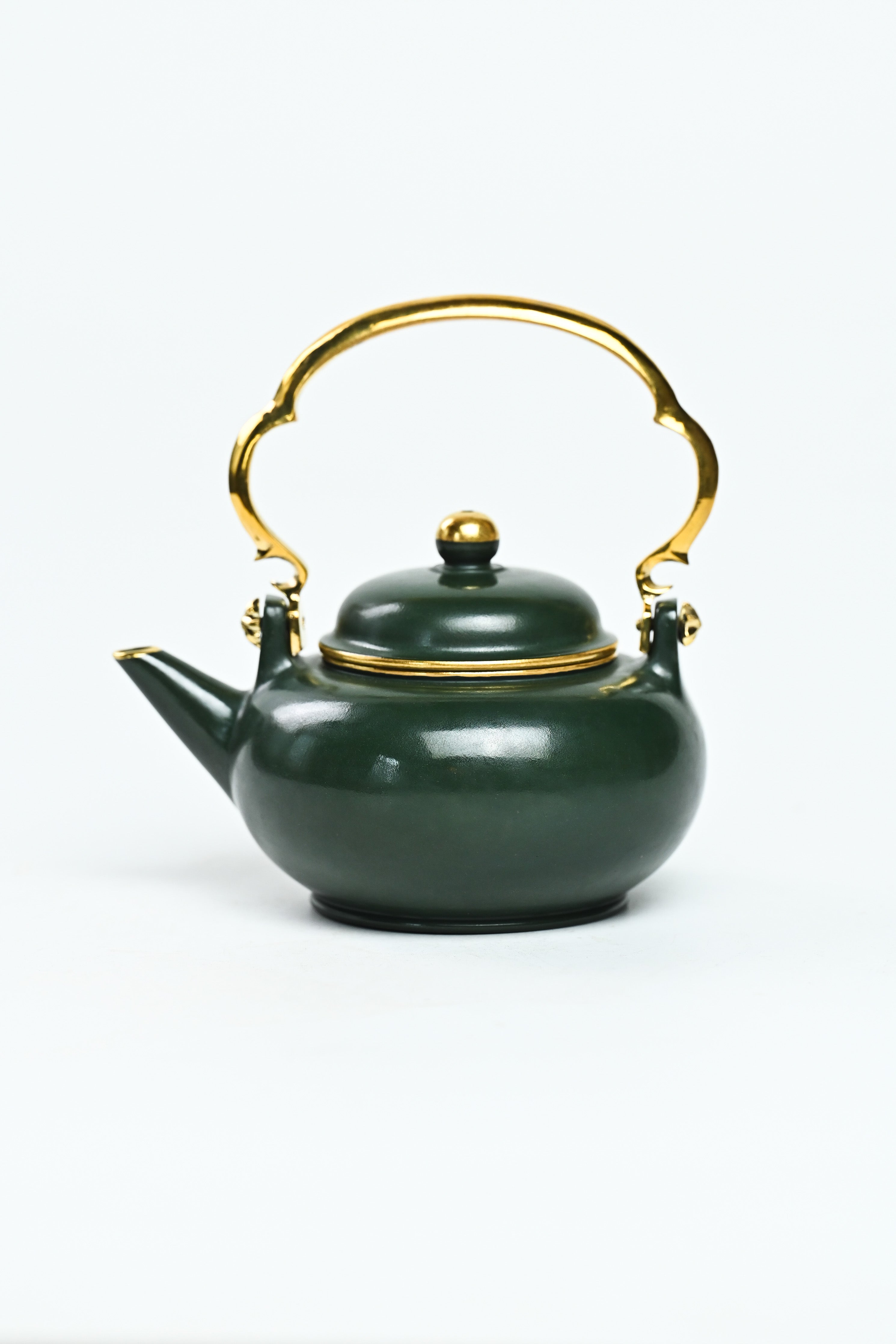 Handmade YANYOO Yixing teapot featuring Lvni clay and water-polished craftsmanship, product left side.