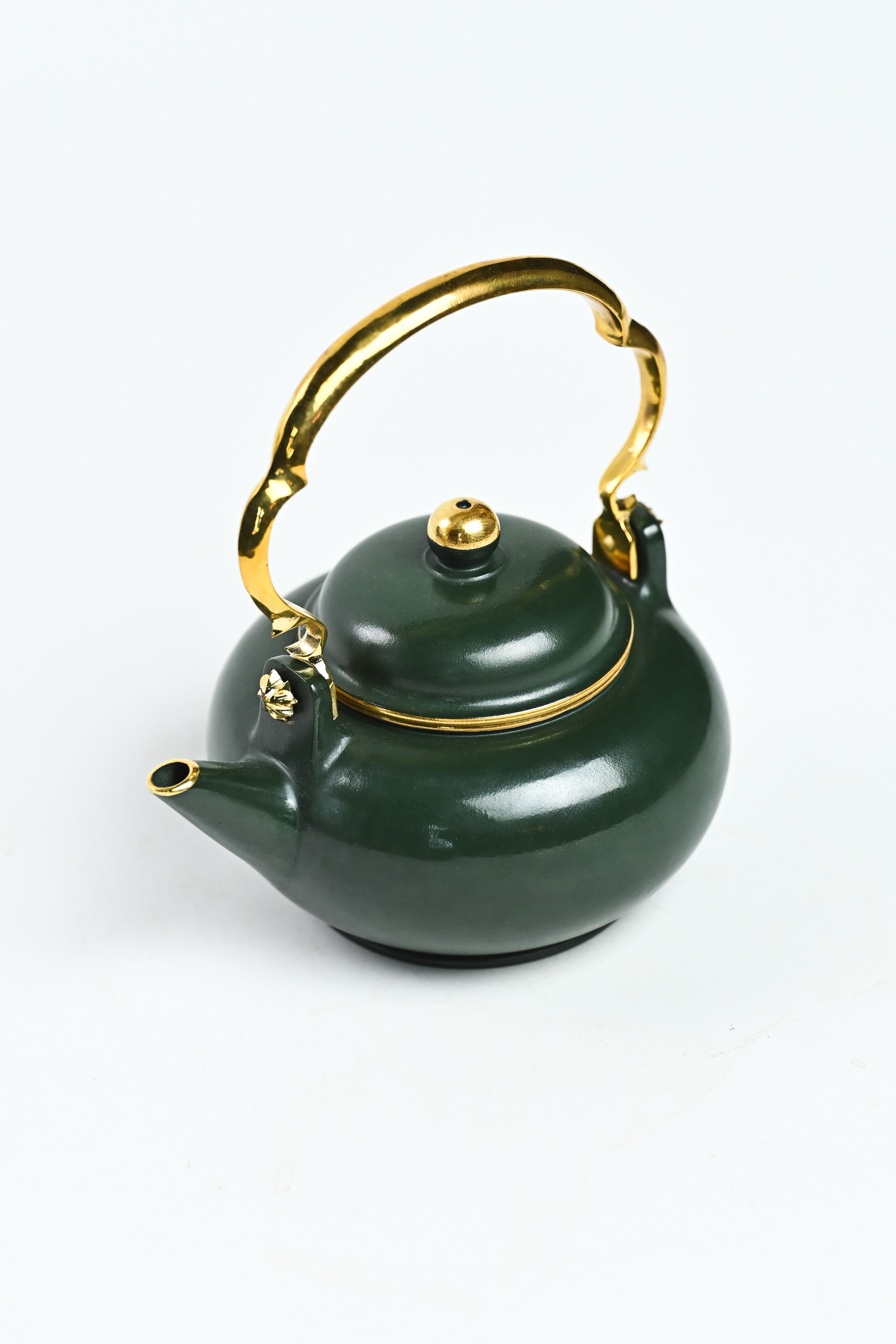 Handmade YANYOO Yixing teapot featuring Lvni clay and water-polished craftsmanship, product top side.