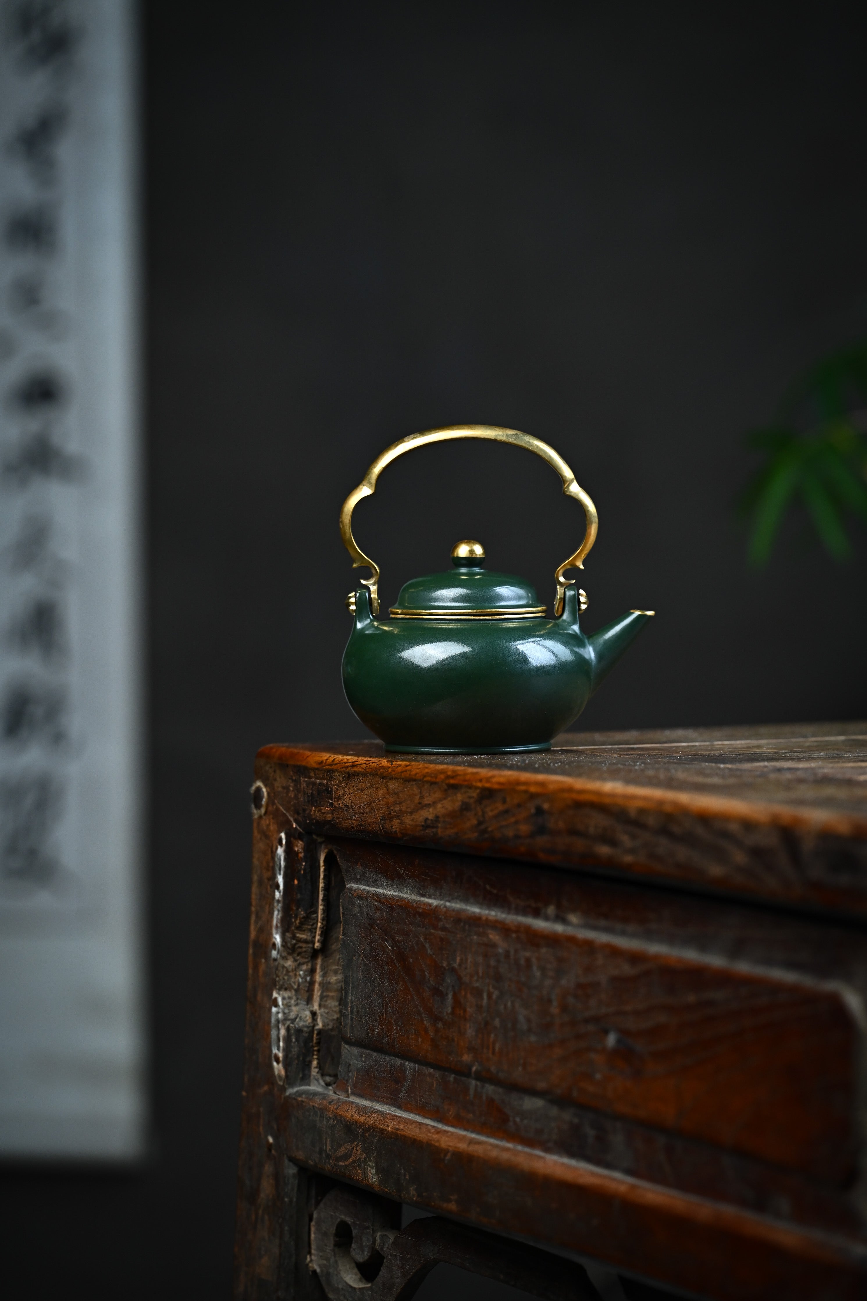 Handmade YANYOO Yixing teapot featuring Lvni clay and water-polished craftsmanship, lifestyle wide-angle right side.