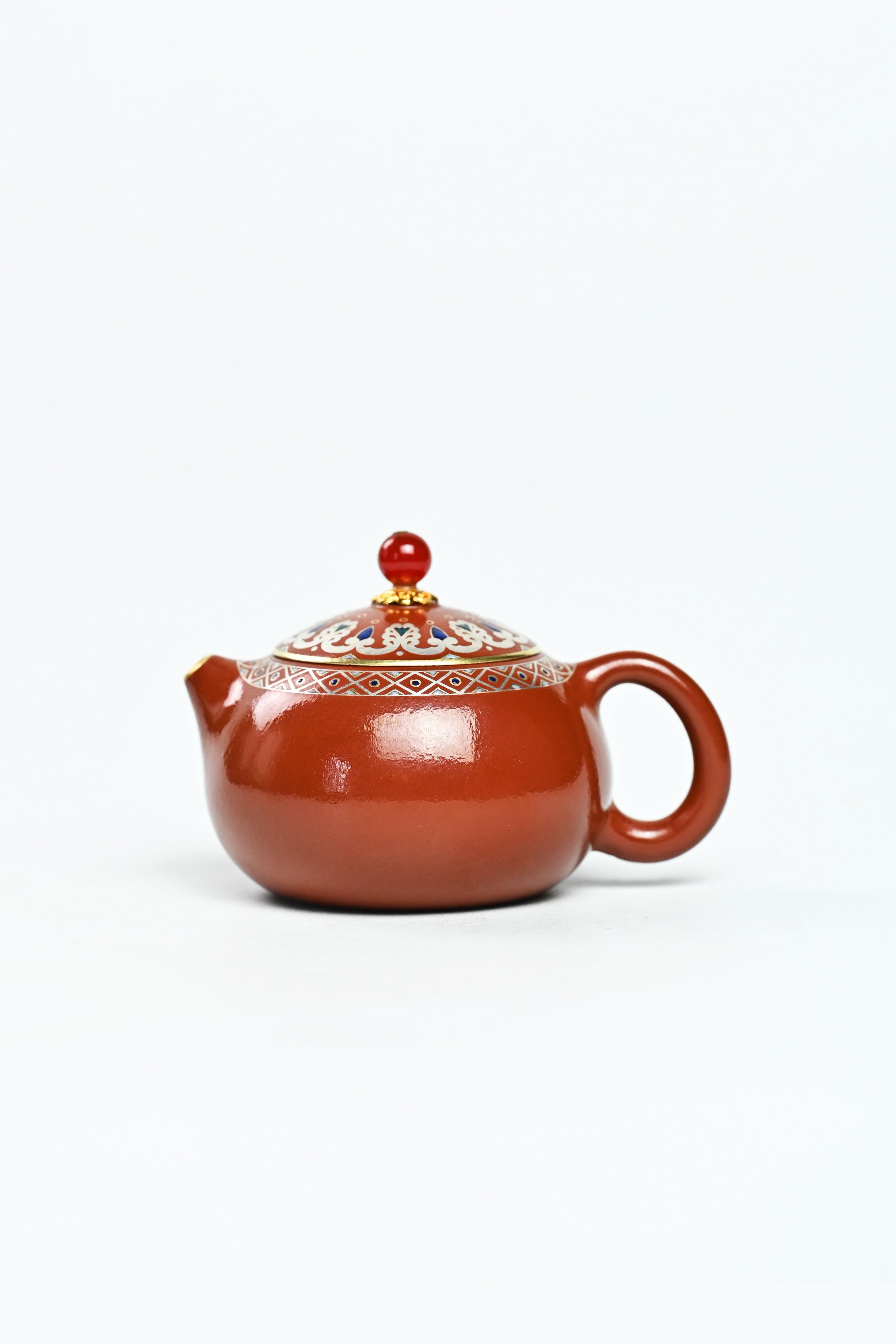 Handmade YANYOO Yixing teapot featuring Zhuni clay, Falangcai and water-polished craftsmanship, product left side.