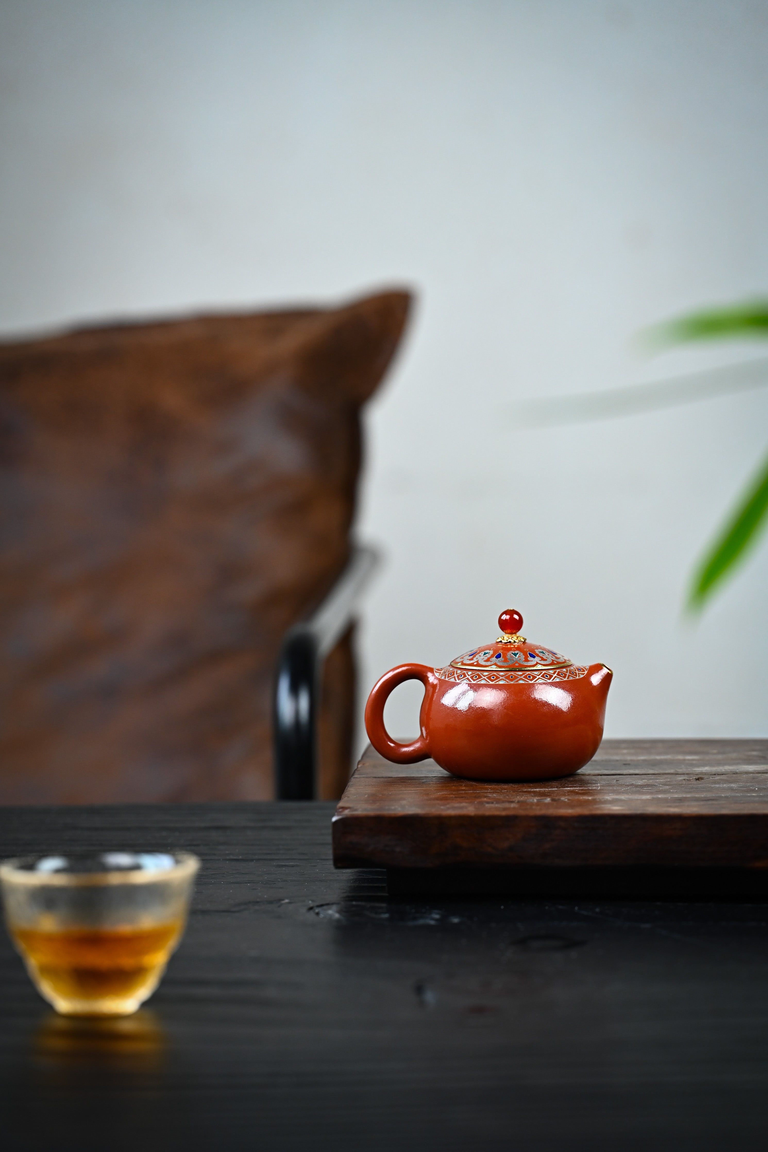 Handmade YANYOO Yixing teapot featuring Zhuni clay, Falangcai and water-polished craftsmanship, lifestyle wide-angle right side.