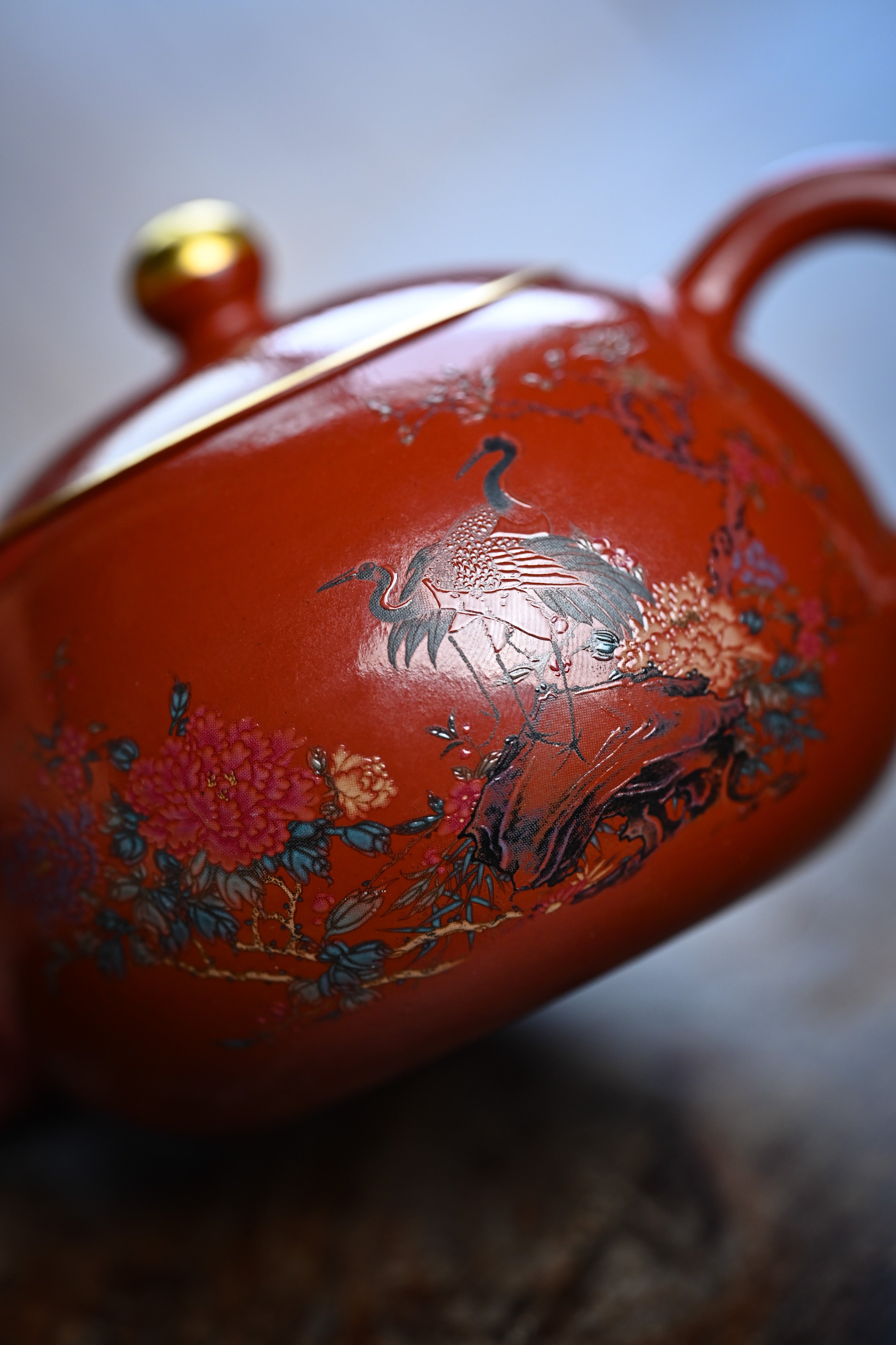 Handmade YANYOO Yixing teapot featuring Zhuni clay, hand-painted pattern and water-polished craftsmanship, lifestyle detail.