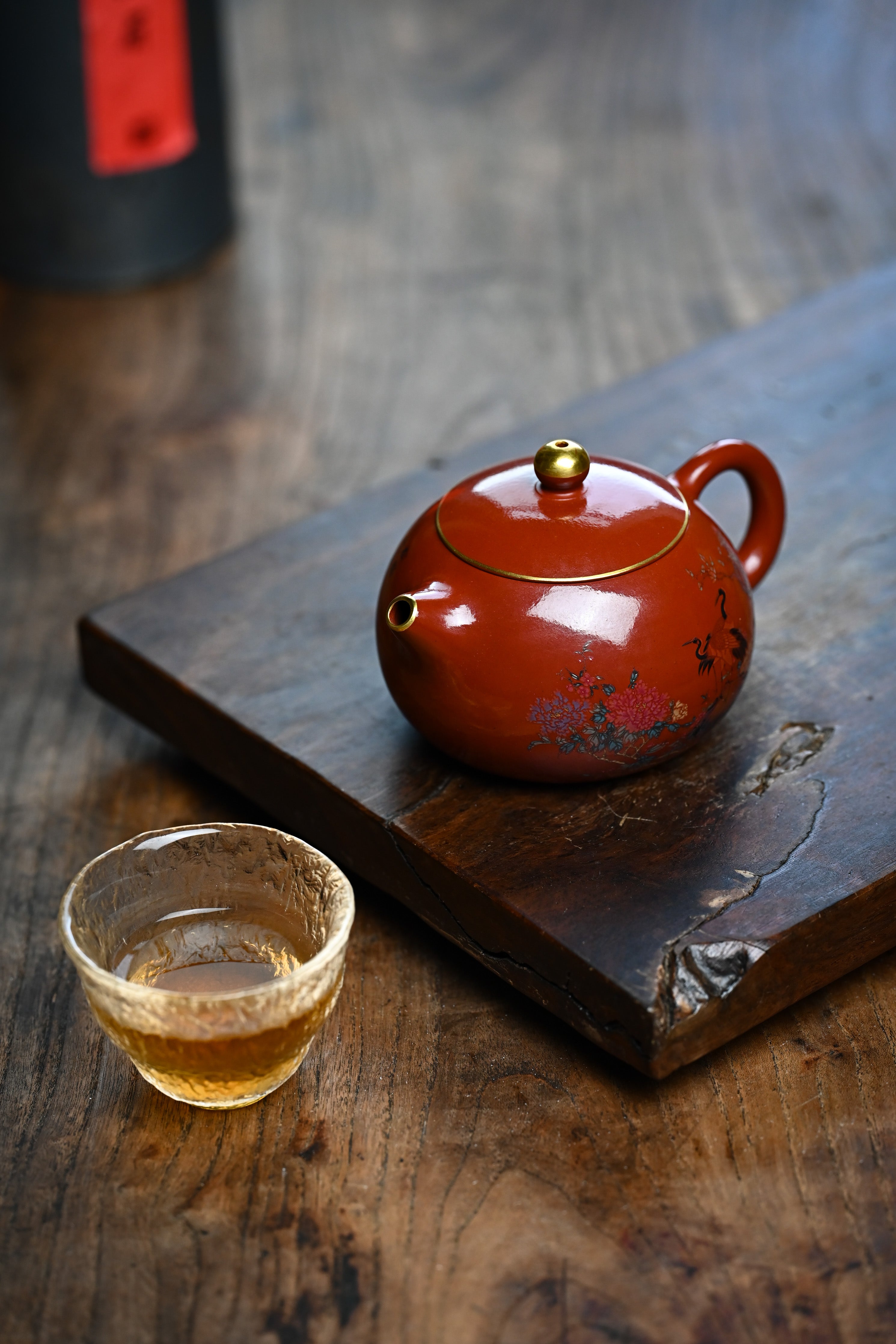 Handmade YANYOO Yixing teapot featuring Zhuni clay, hand-painted pattern and water-polished craftsmanship, lifestyle left side.