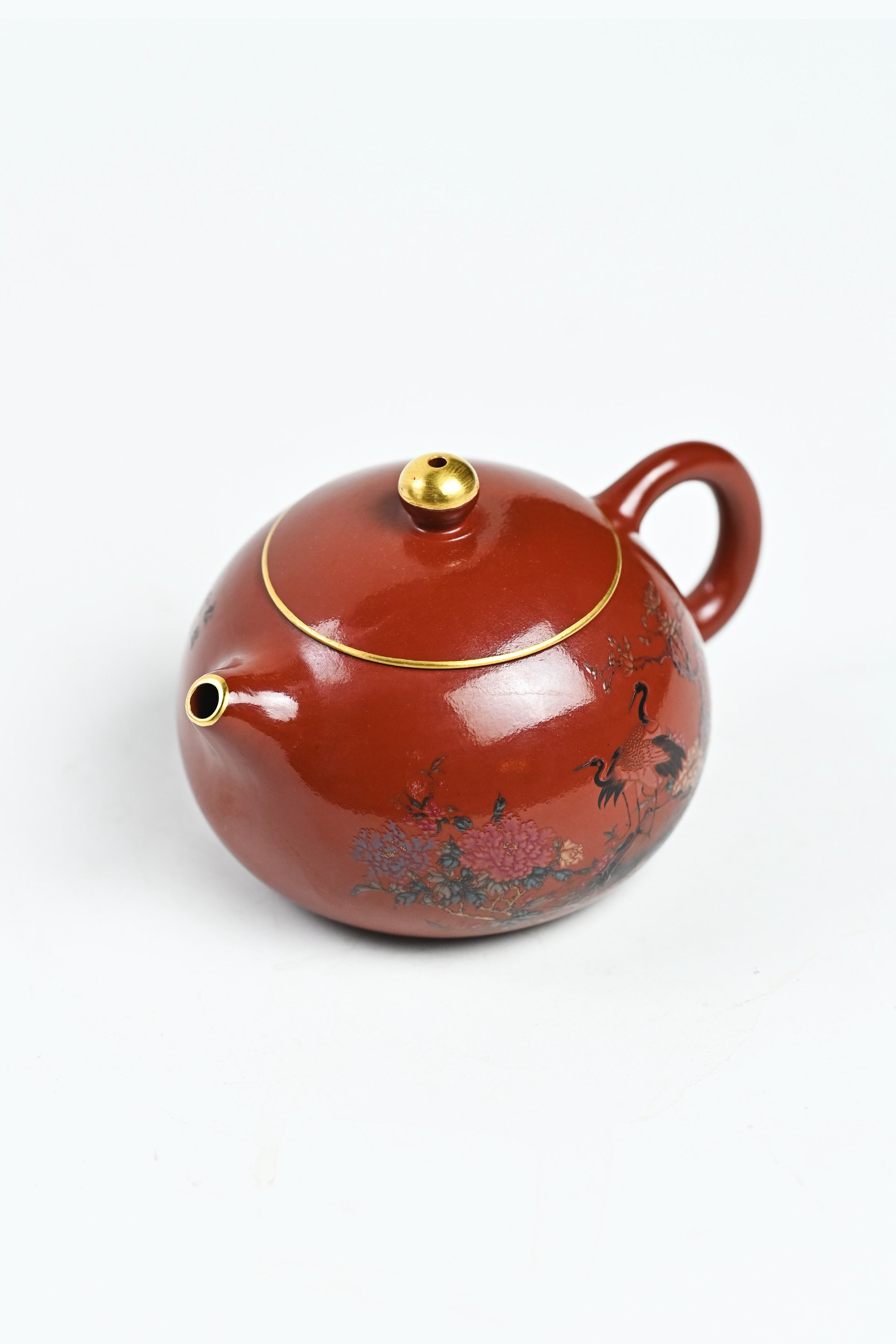 Handmade YANYOO Yixing teapot featuring Zhuni clay, hand-painted pattern and water-polished craftsmanship, product top side.