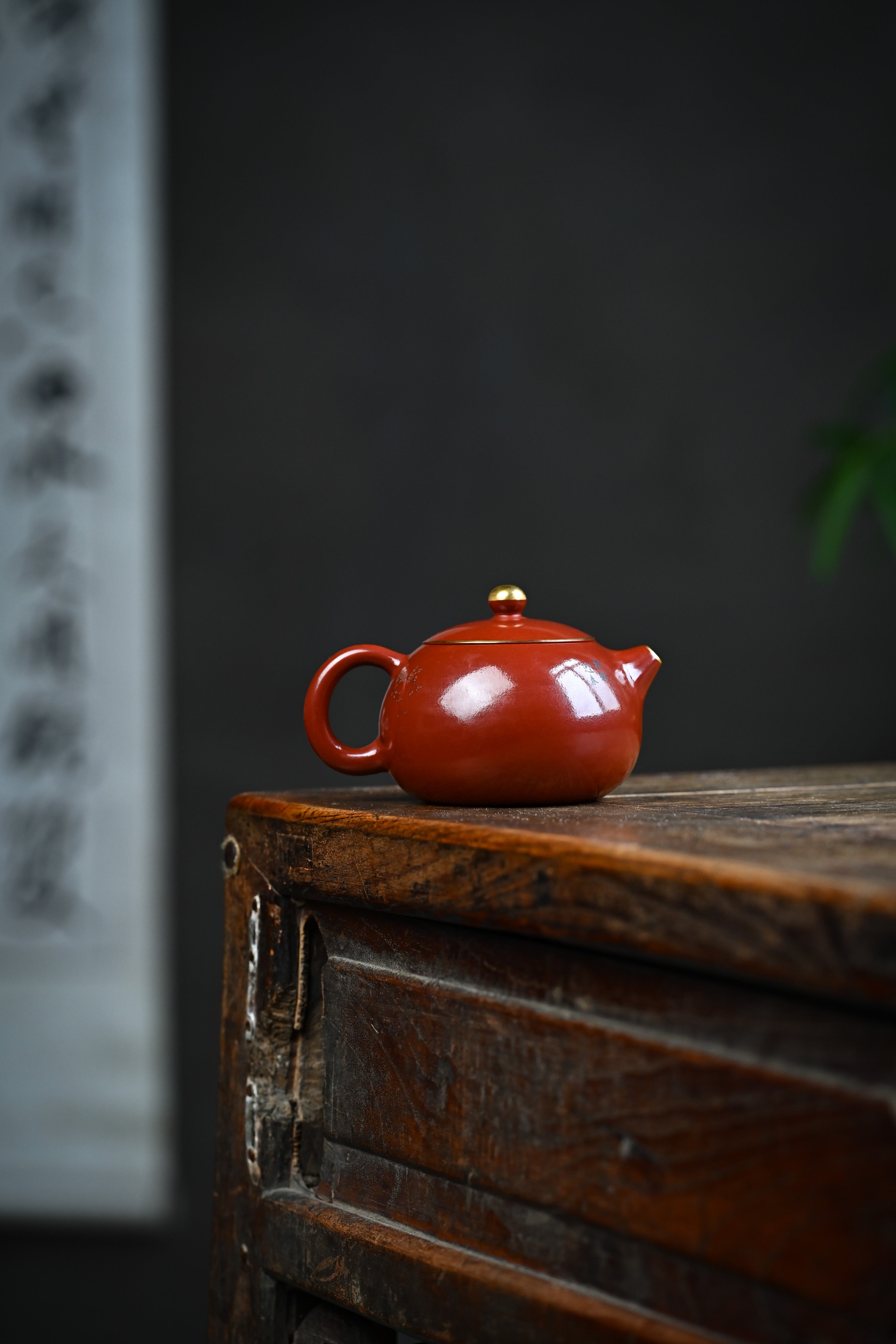 Handmade YANYOO Yixing teapot featuring Zhuni clay, hand-painted pattern and water-polished craftsmanship, lifestyle wide-angle right side.