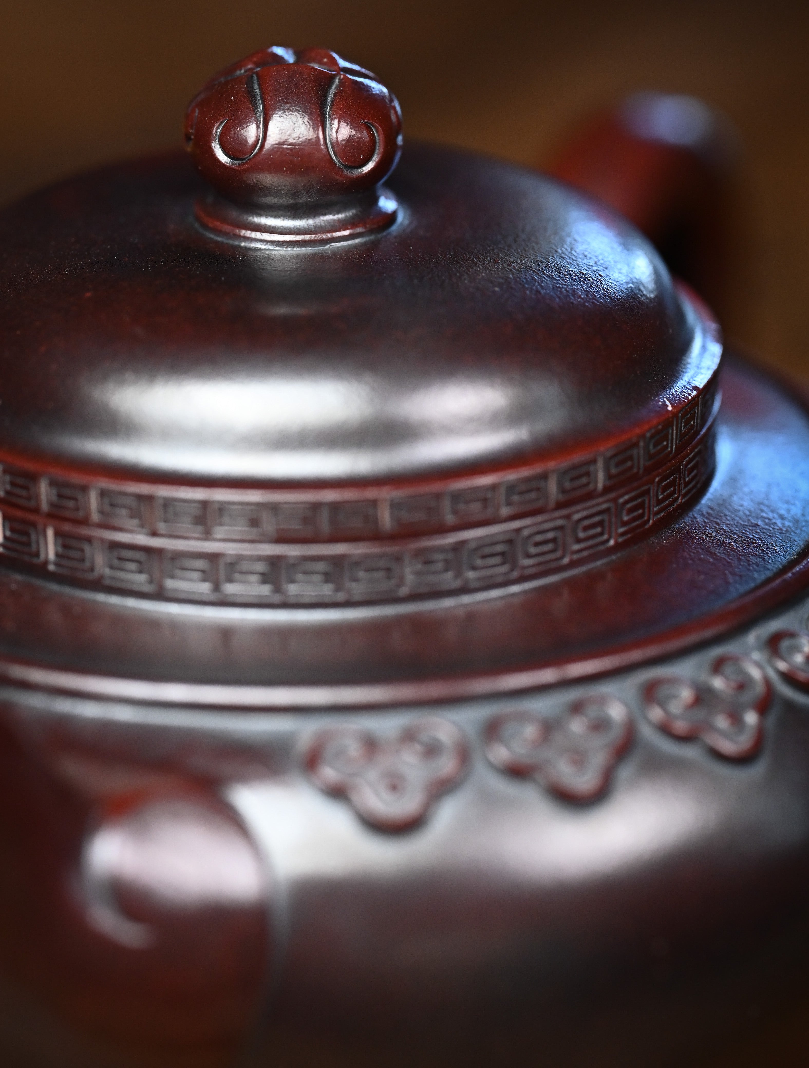 YANYOO handmade Yixing teapot featuring aged Wuni clay and cloud shoulder pattern, Fang Gu Ruyi, lifestyle detail top side.
