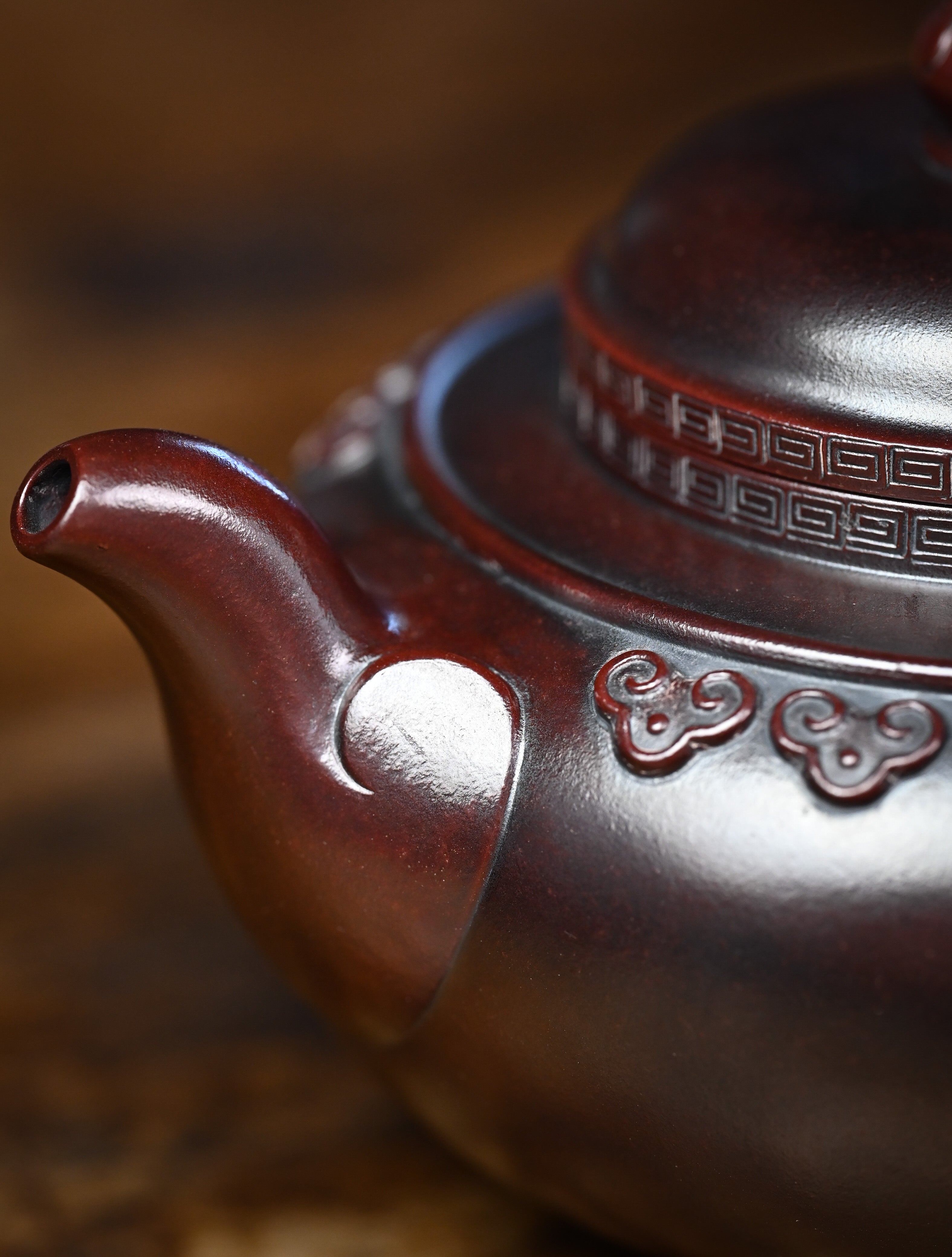 YANYOO handmade Yixing teapot featuring aged Wuni clay and cloud shoulder pattern, Fang Gu Ruyi, detail front side.