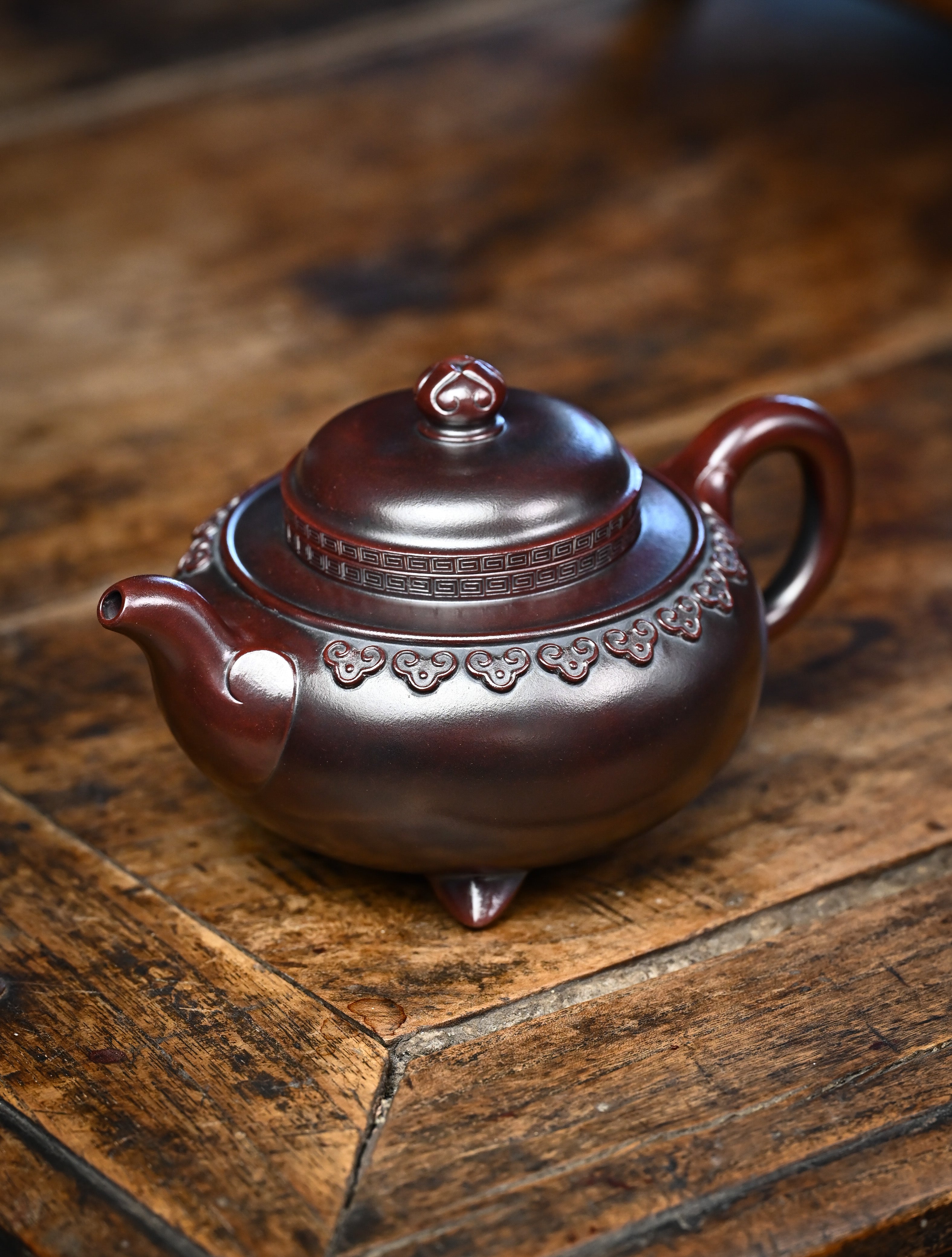 YANYOO handmade Yixing teapot featuring aged Wuni clay and cloud shoulder pattern, Fang Gu Ruyi, lifestyle left side.