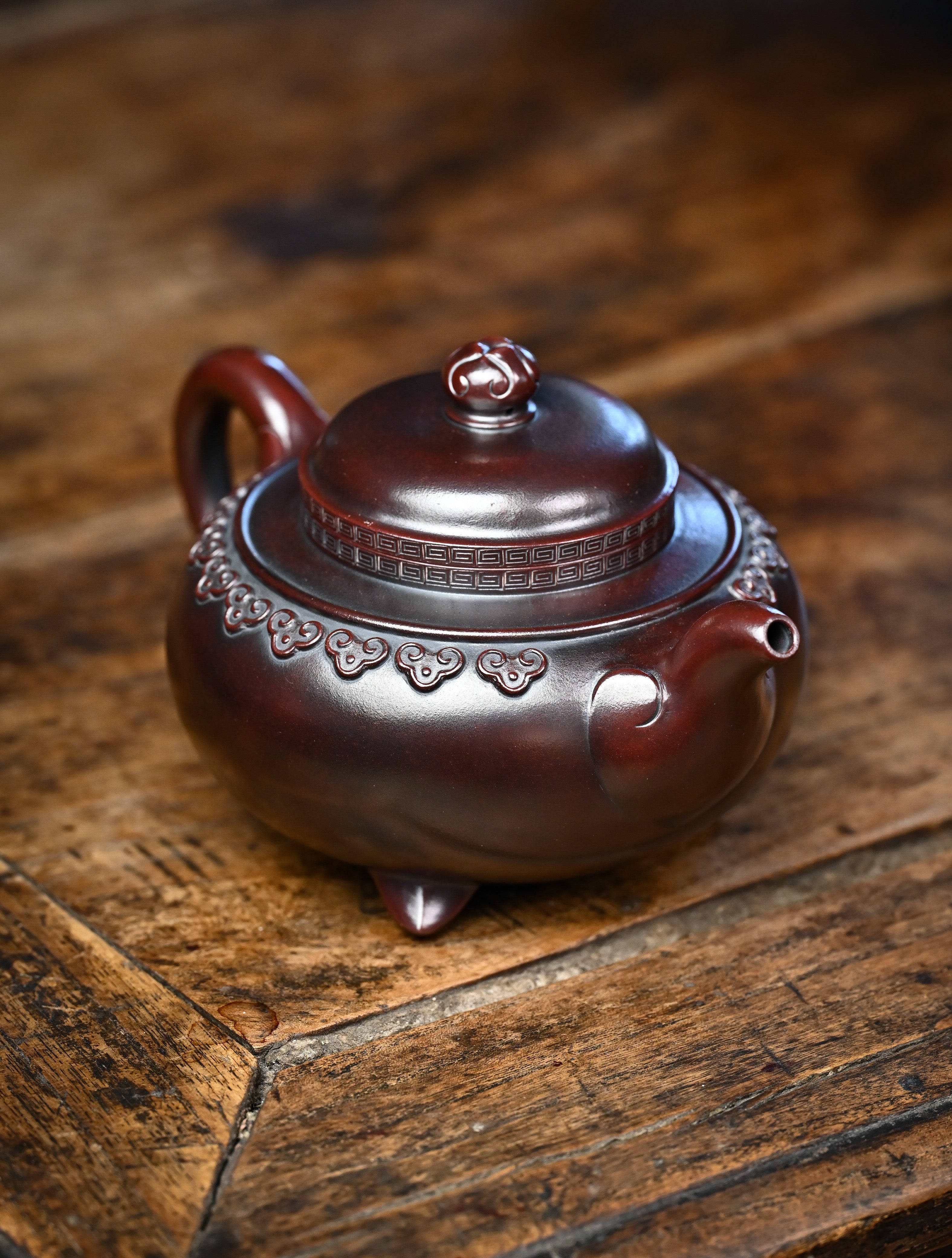 YANYOO handmade Yixing teapot featuring aged Wuni clay and cloud shoulder pattern, Fang Gu Ruyi, lifestyle right side.