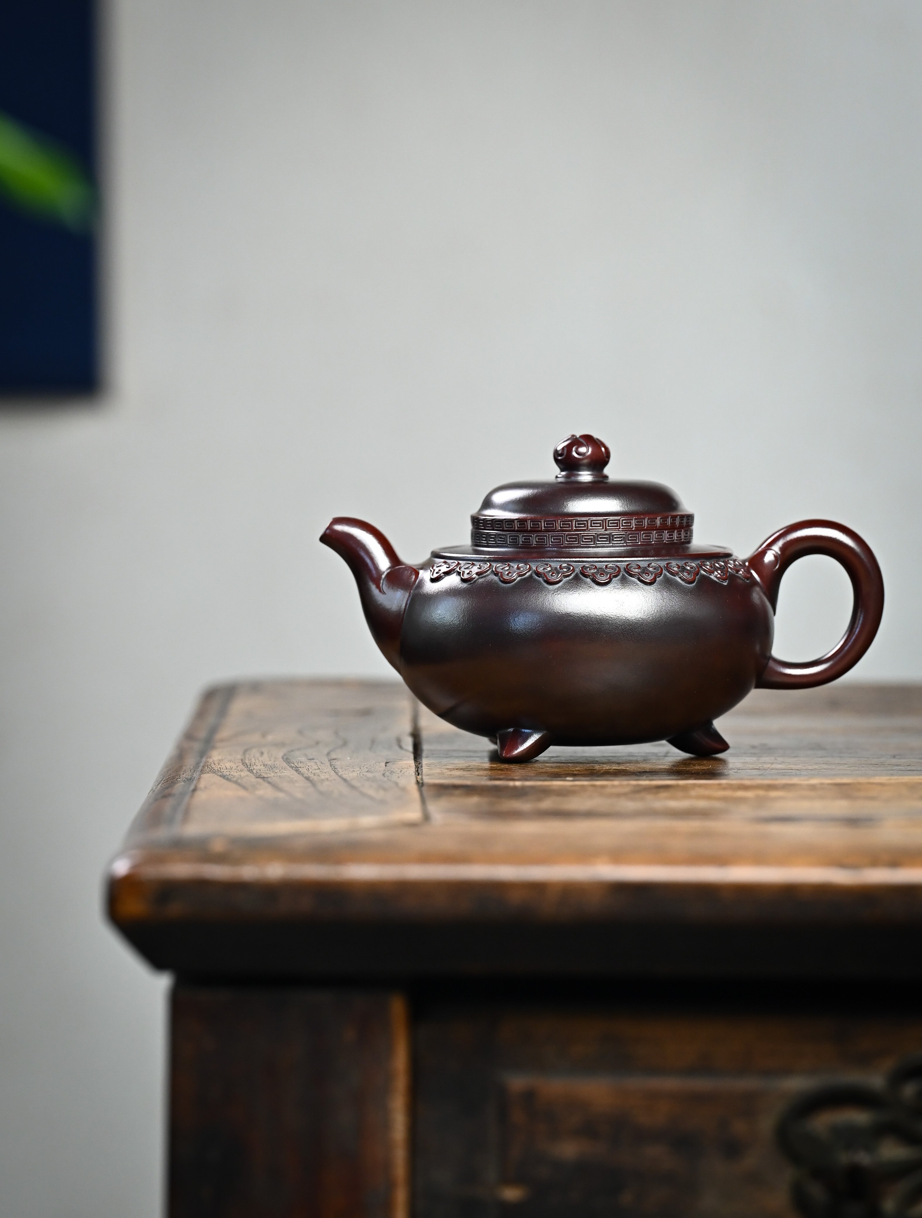 YANYOO handmade Yixing teapot featuring aged Wuni clay and cloud shoulder pattern, Fang Gu Ruyi, lifestyle wide-angle left side.