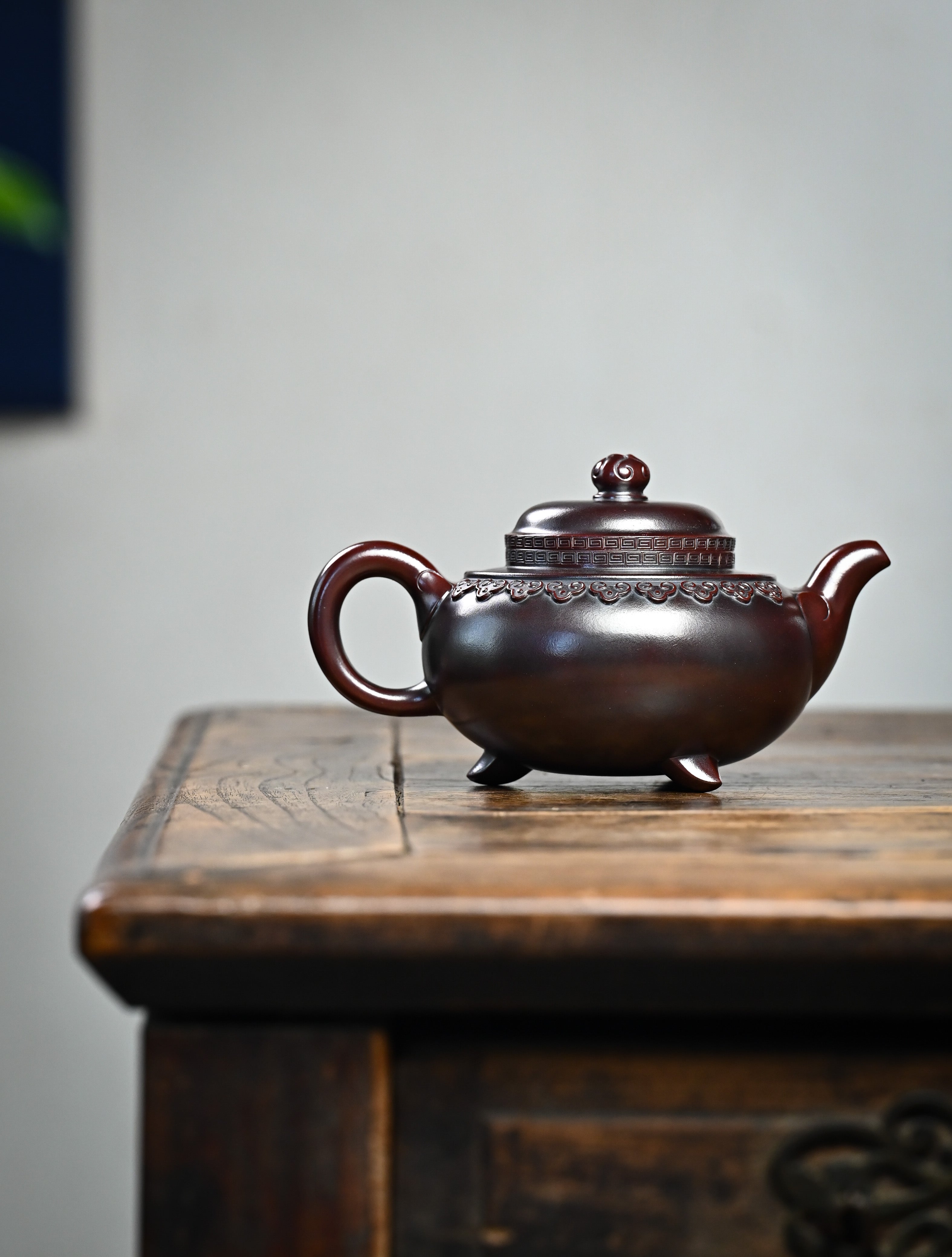 YANYOO handmade Yixing teapot featuring aged Wuni clay and cloud shoulder pattern, Fang Gu Ruyi, lifestyle wide-angle right side.