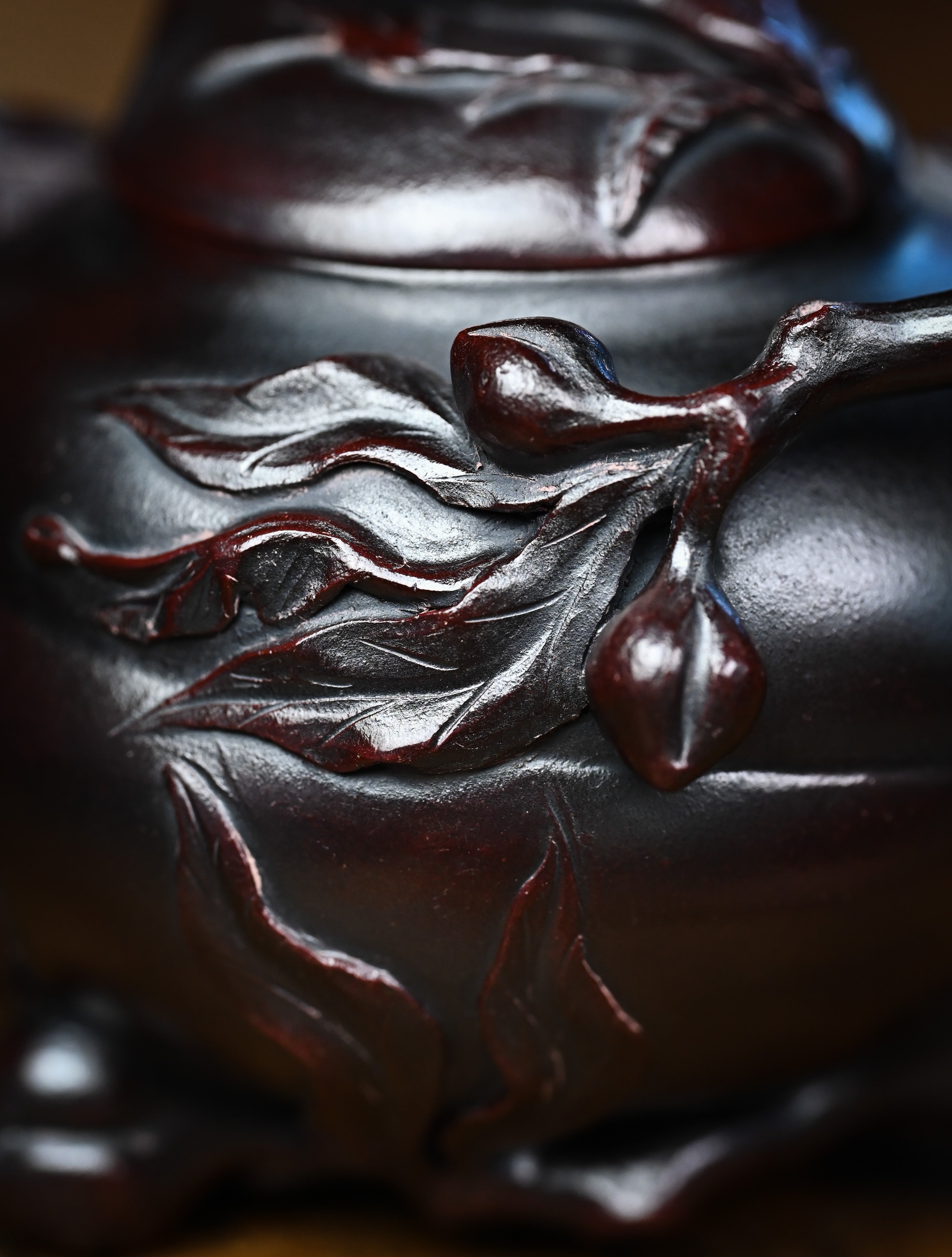 YANYOO handmade Yixing teapot featuring aged Wuni clay and peach sculpture, lifestyle detail.