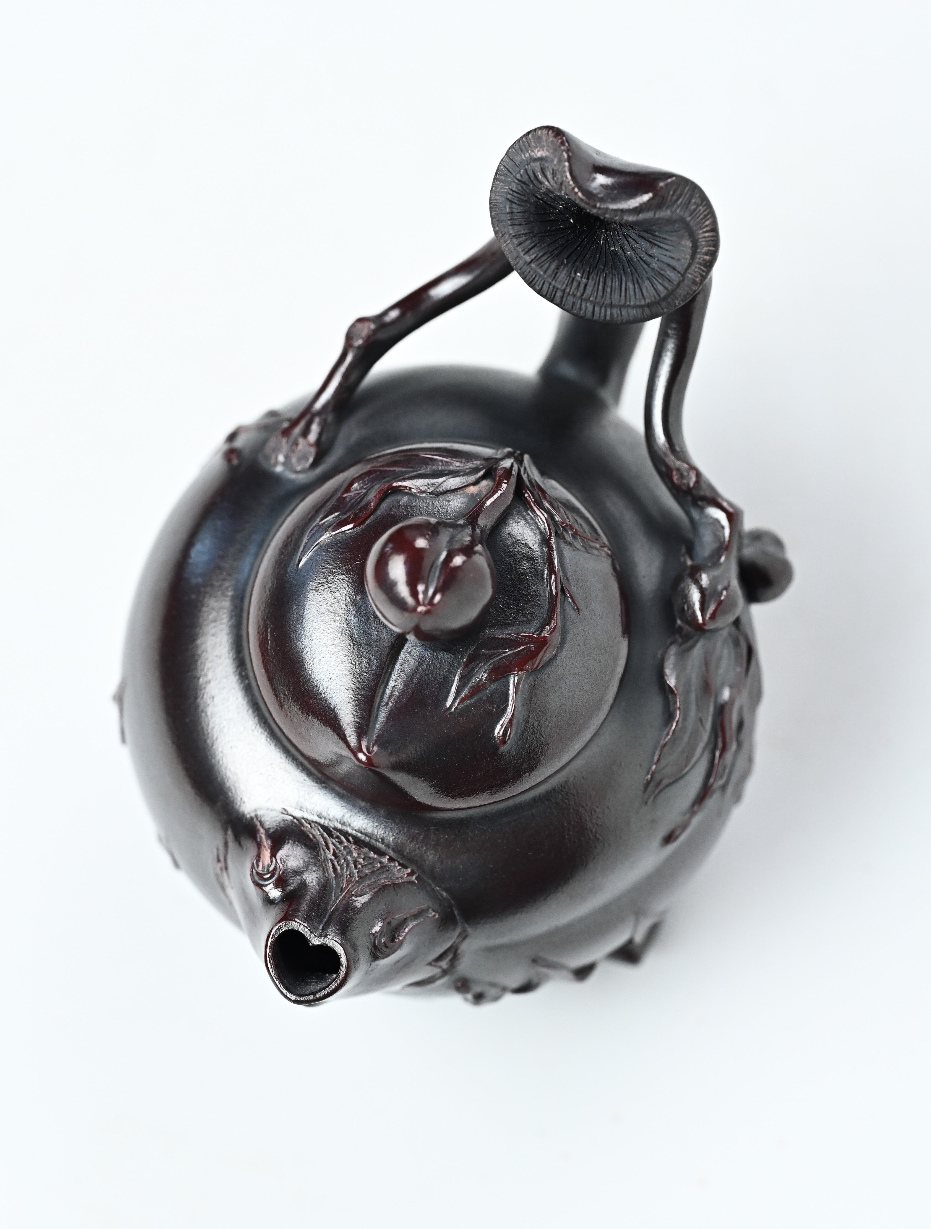 YANYOO handmade Yixing teapot featuring aged Wuni clay and peach sculpture, product top side.