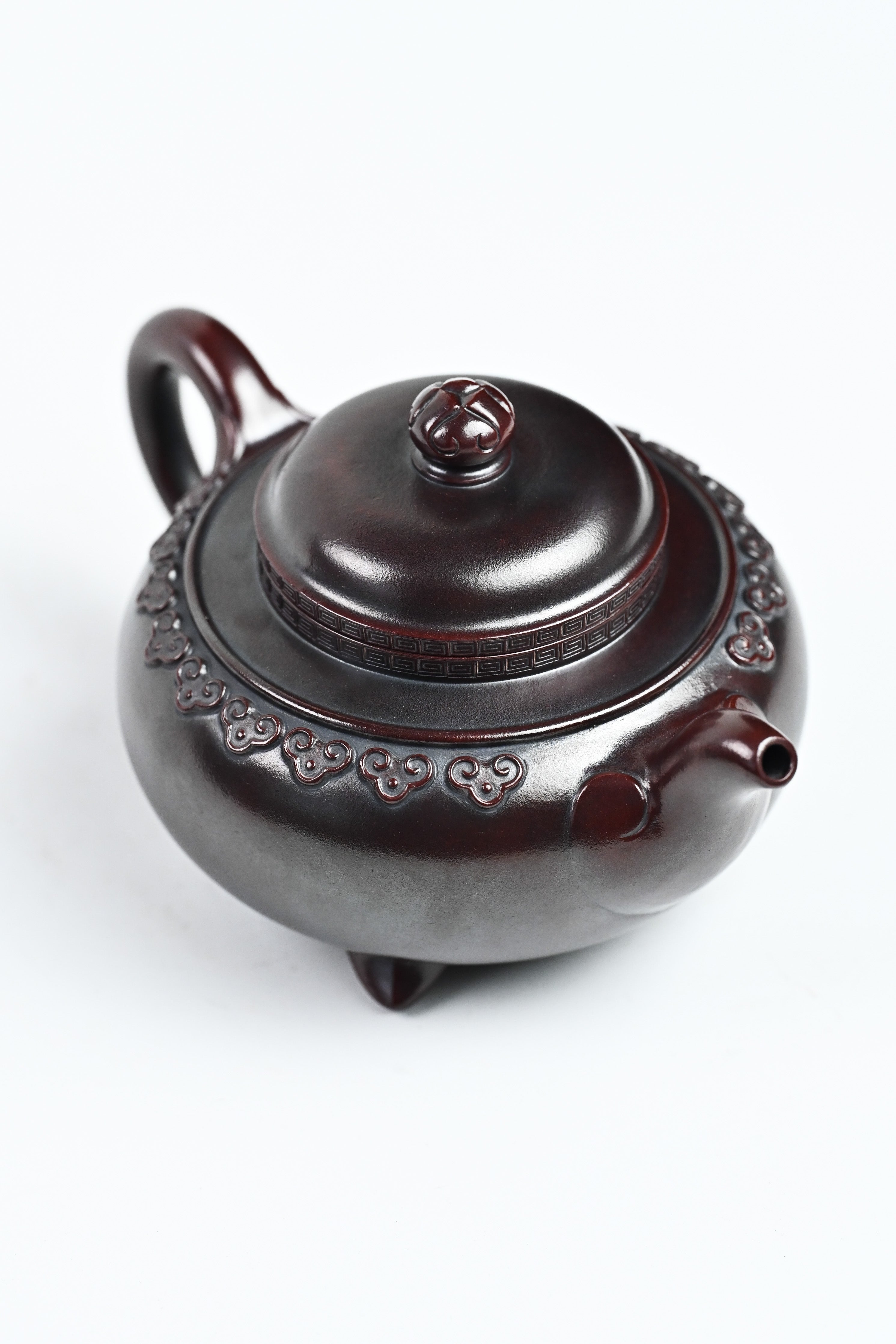 Handmade YANYOO Yixing teapot featuring aged Wuni clay and Ru Yi pattern, Fang Gu, product top side.