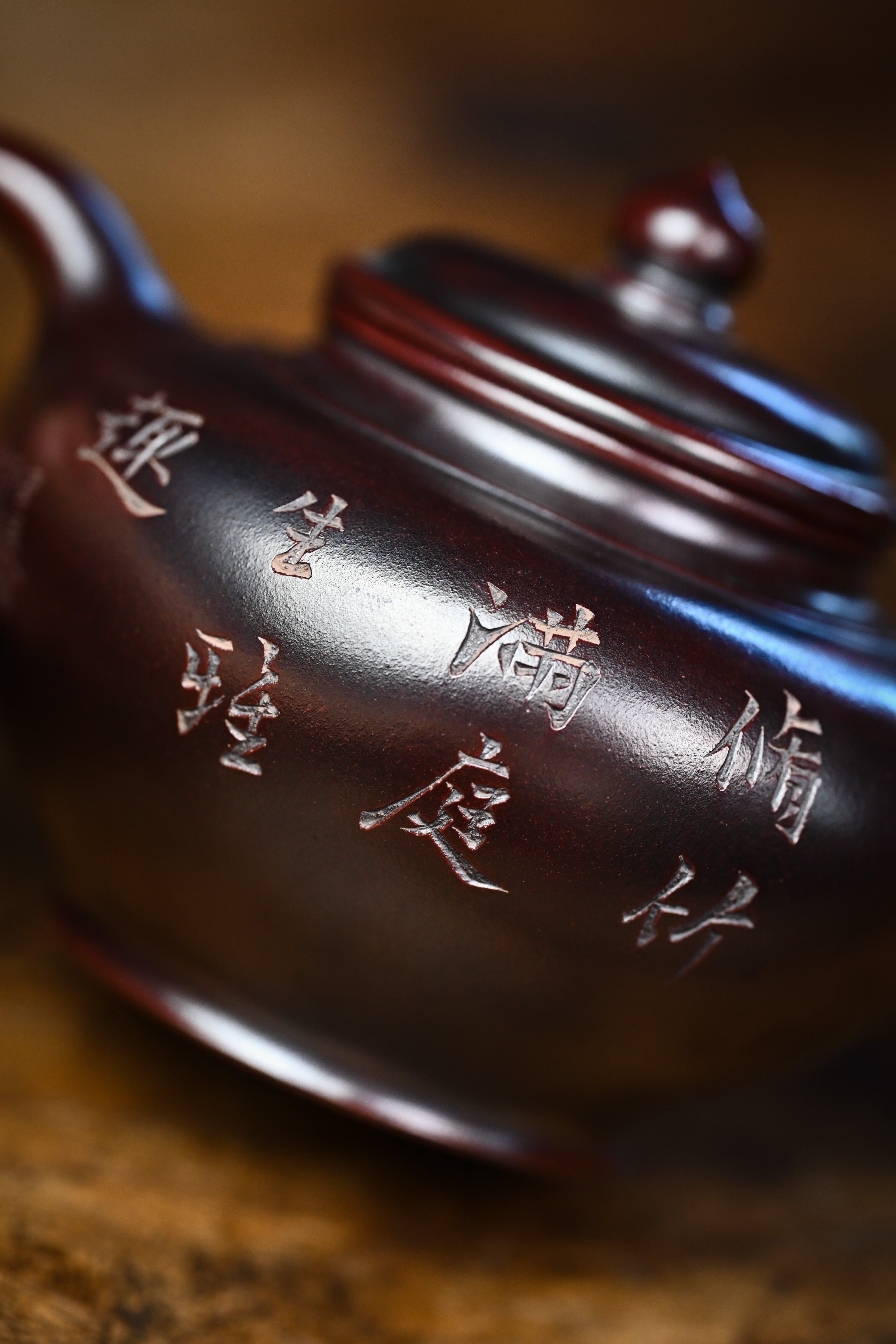 Handmade YANYOO Yixing teapot featuring aged Wuni clay and engraving, Xiao Ying, lifestyle detail right side.