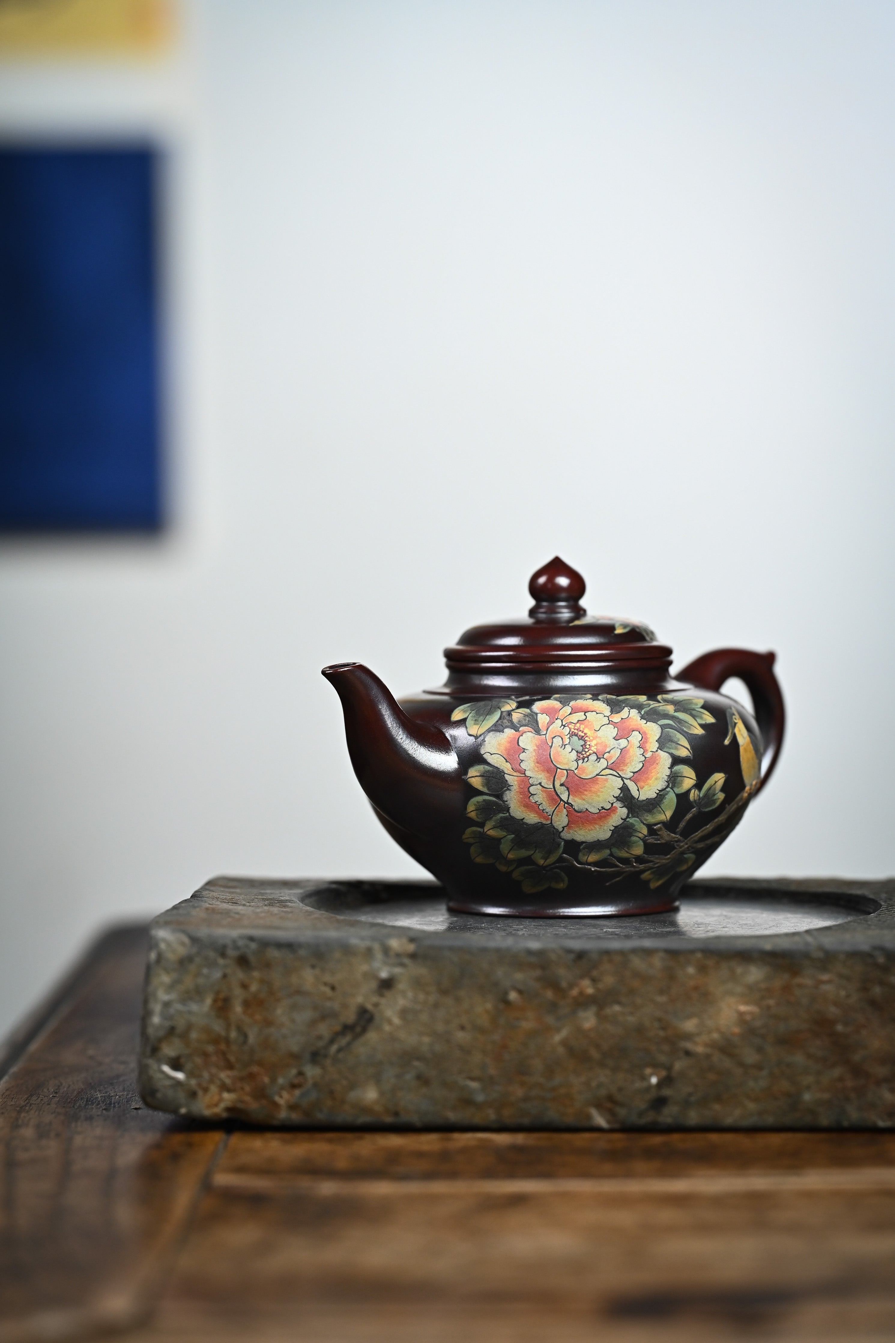 Handmade YANYOO Yixing teapot featuring aged Wuni clay and painting, Xiao Ying, lifestyle detail front side.