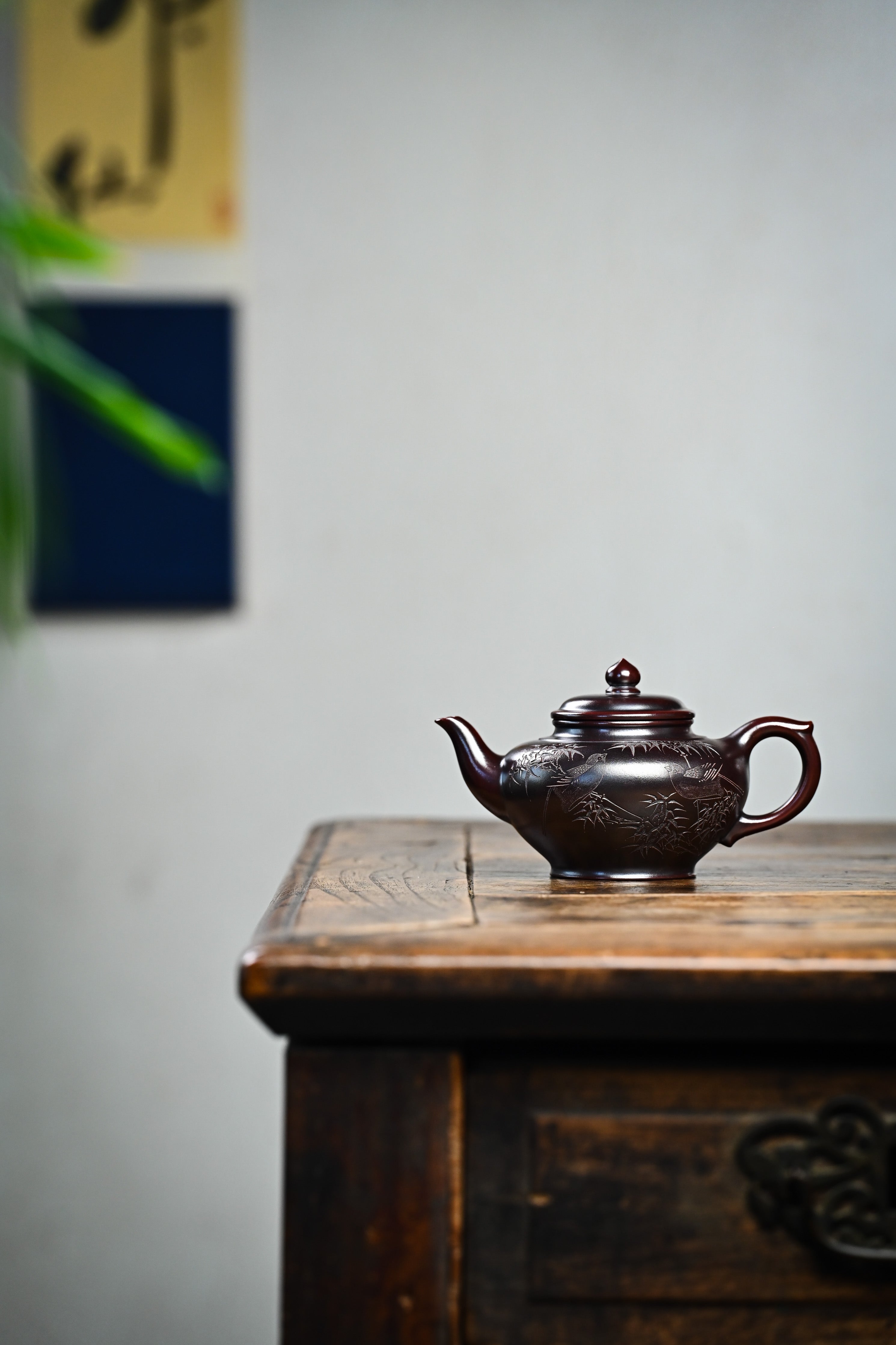 Handmade YANYOO Yixing teapot featuring aged Wuni clay and engraving, Xiao Ying, lifestyle wide-angle left side.