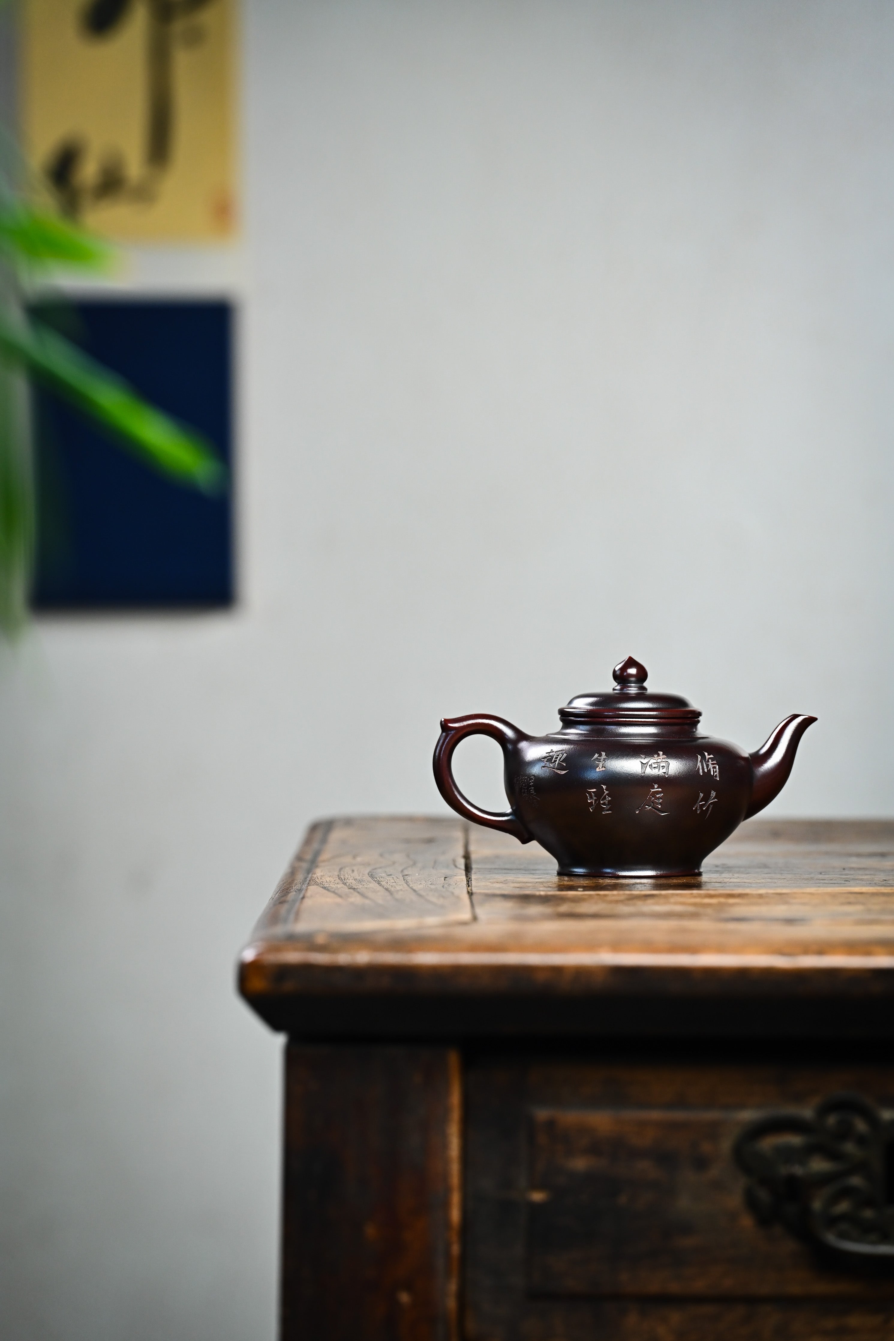 Handmade YANYOO Yixing teapot featuring aged Wuni clay and engraving, Xiao Ying, lifestyle wide-angle right side.