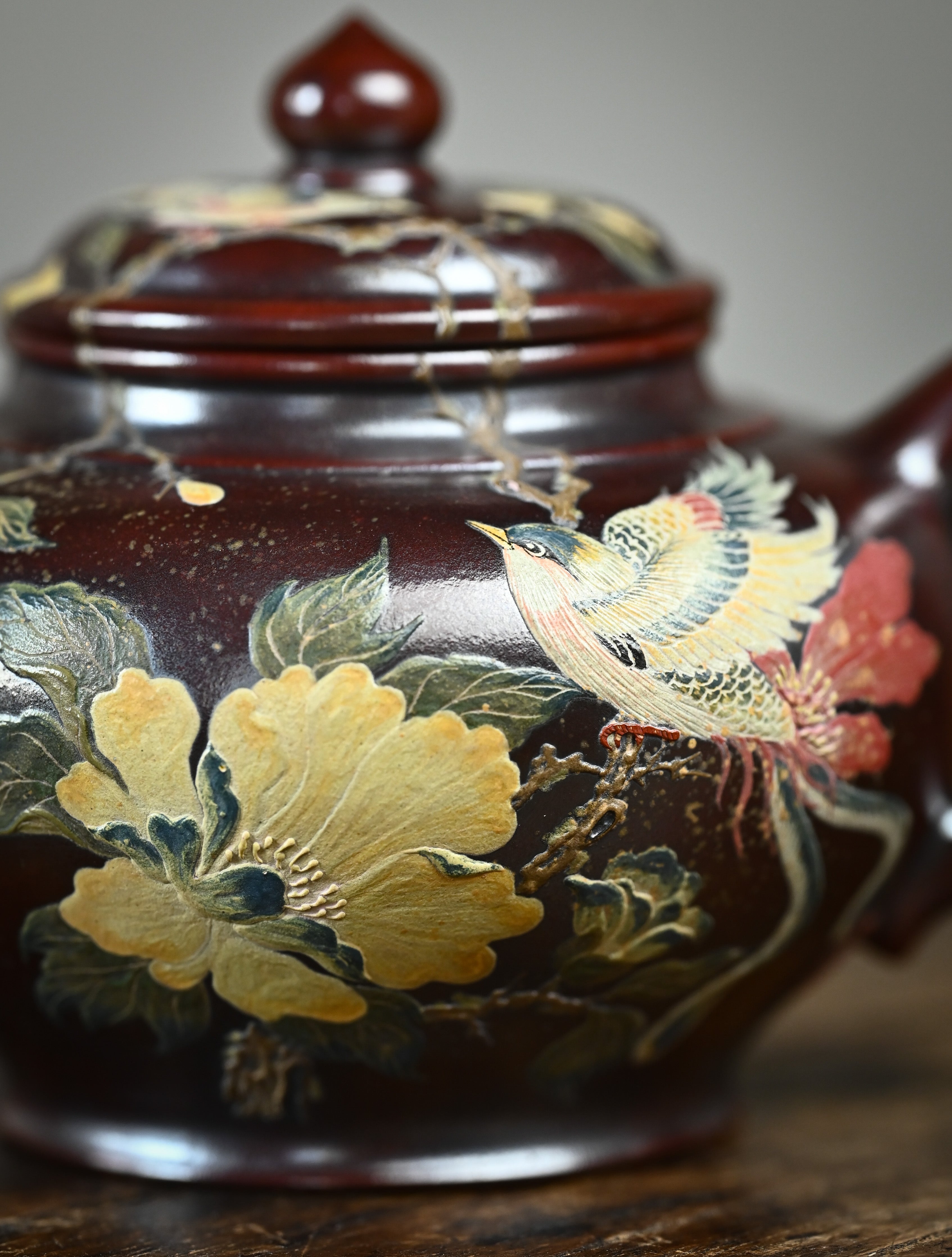 YANYOO handmade Yixing teapot featuring aged Wuni clay, bird-and-flower clay painting, Xiao Ying, lifestyle detail front side.