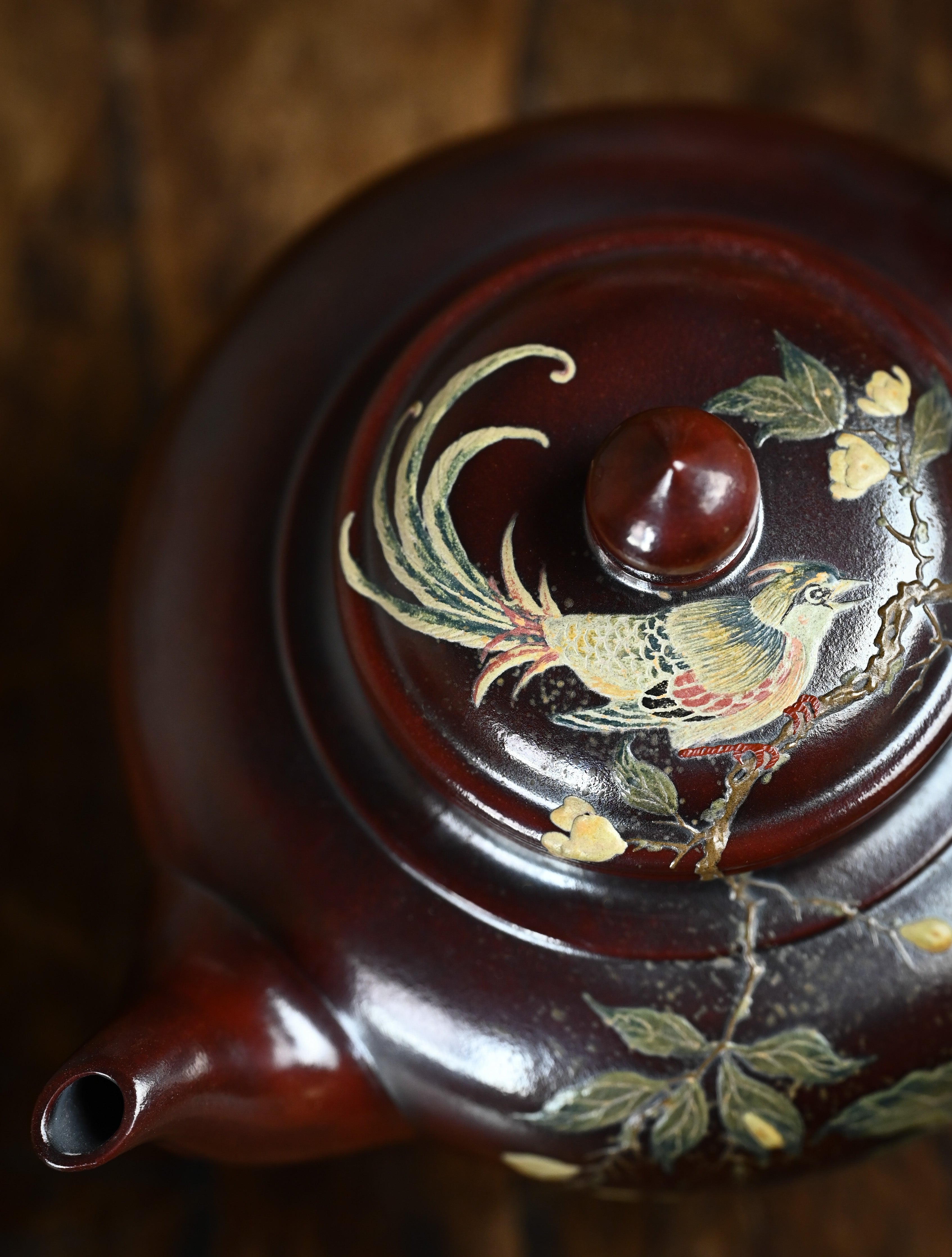 YANYOO handmade Yixing teapot featuring aged Wuni clay, bird-and-flower clay painting, Xiao Ying, lifestyle detail top side.