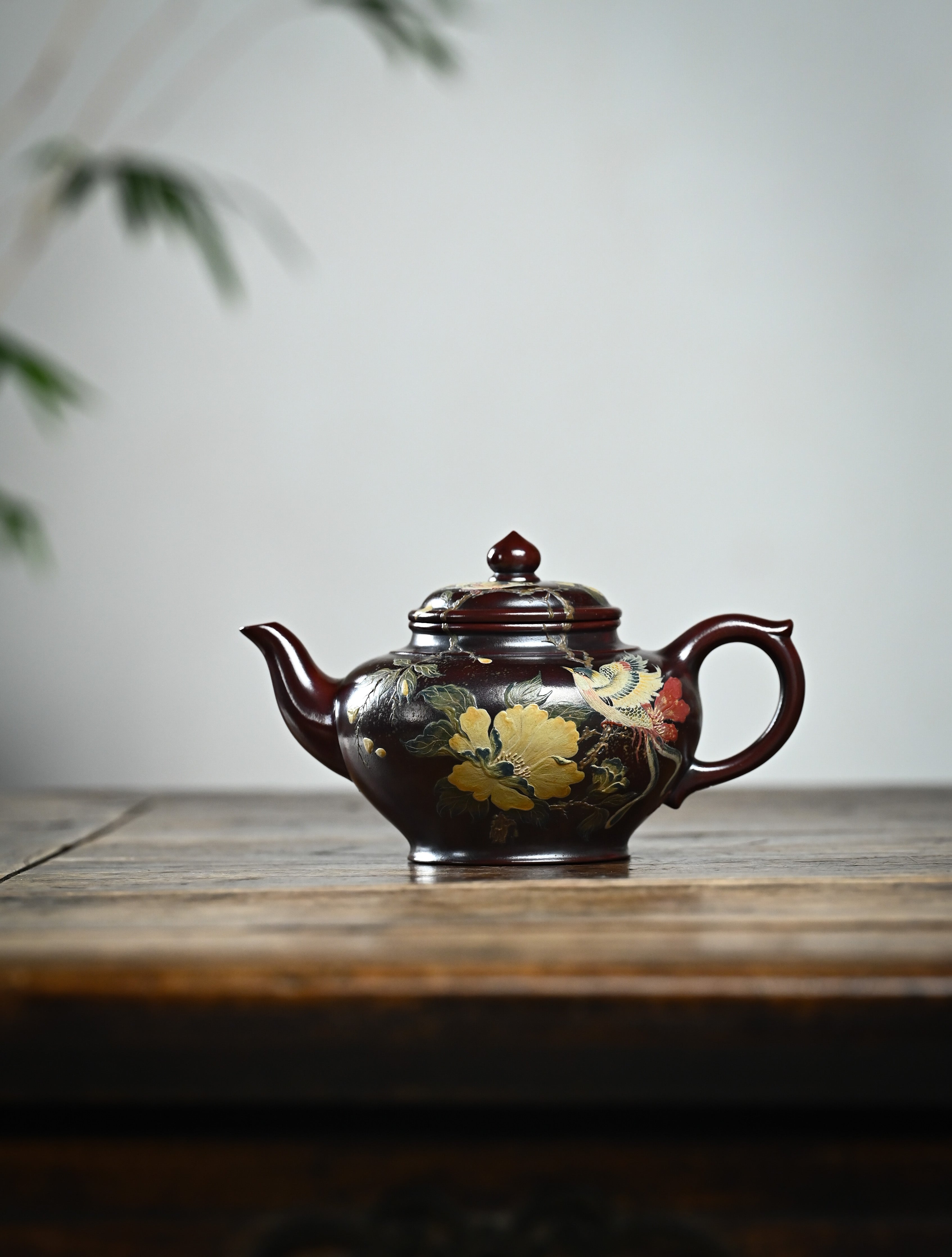 YANYOO handmade Yixing teapot featuring aged Wuni clay, bird-and-flower clay painting, Xiao Ying, lifestyle wide-angle left side.