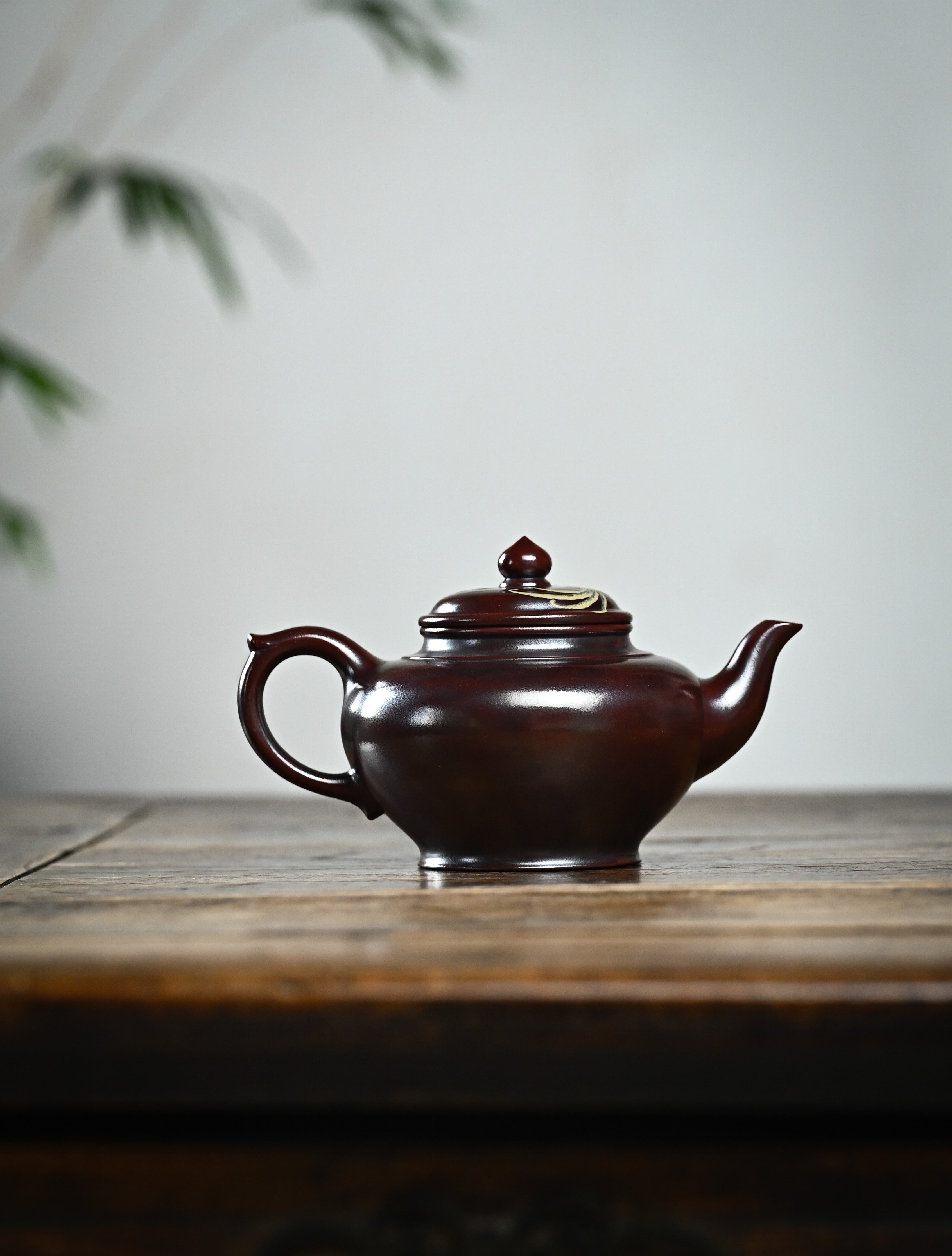 YANYOO handmade Yixing teapot featuring aged Wuni clay, bird-and-flower clay painting, Xiao Ying, lifestyle wide-angle right side.