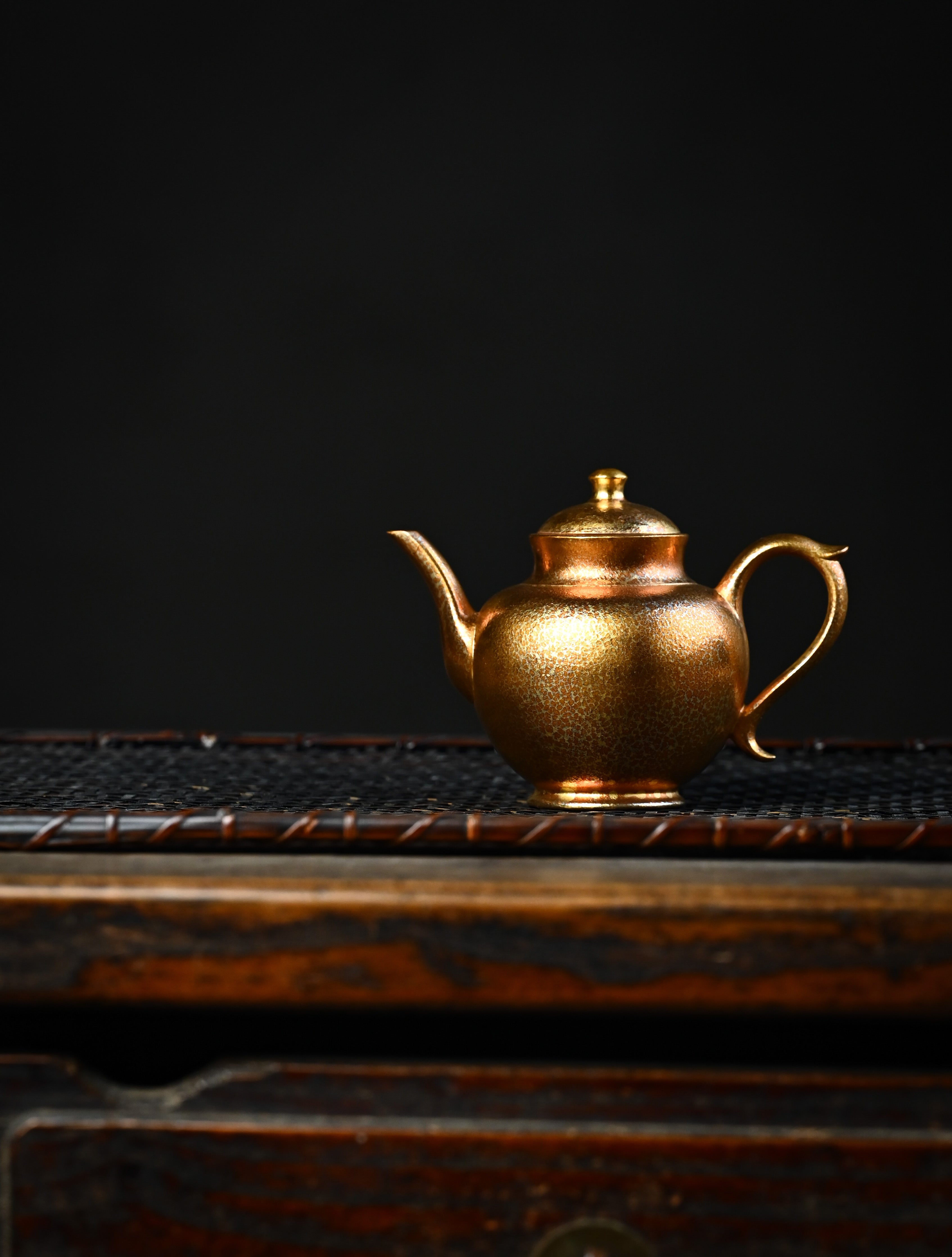 YANYOO handmade Yixing teapot featuring Feather-Plume firing technique, Flask gold, lifestyle wide-angle left side.