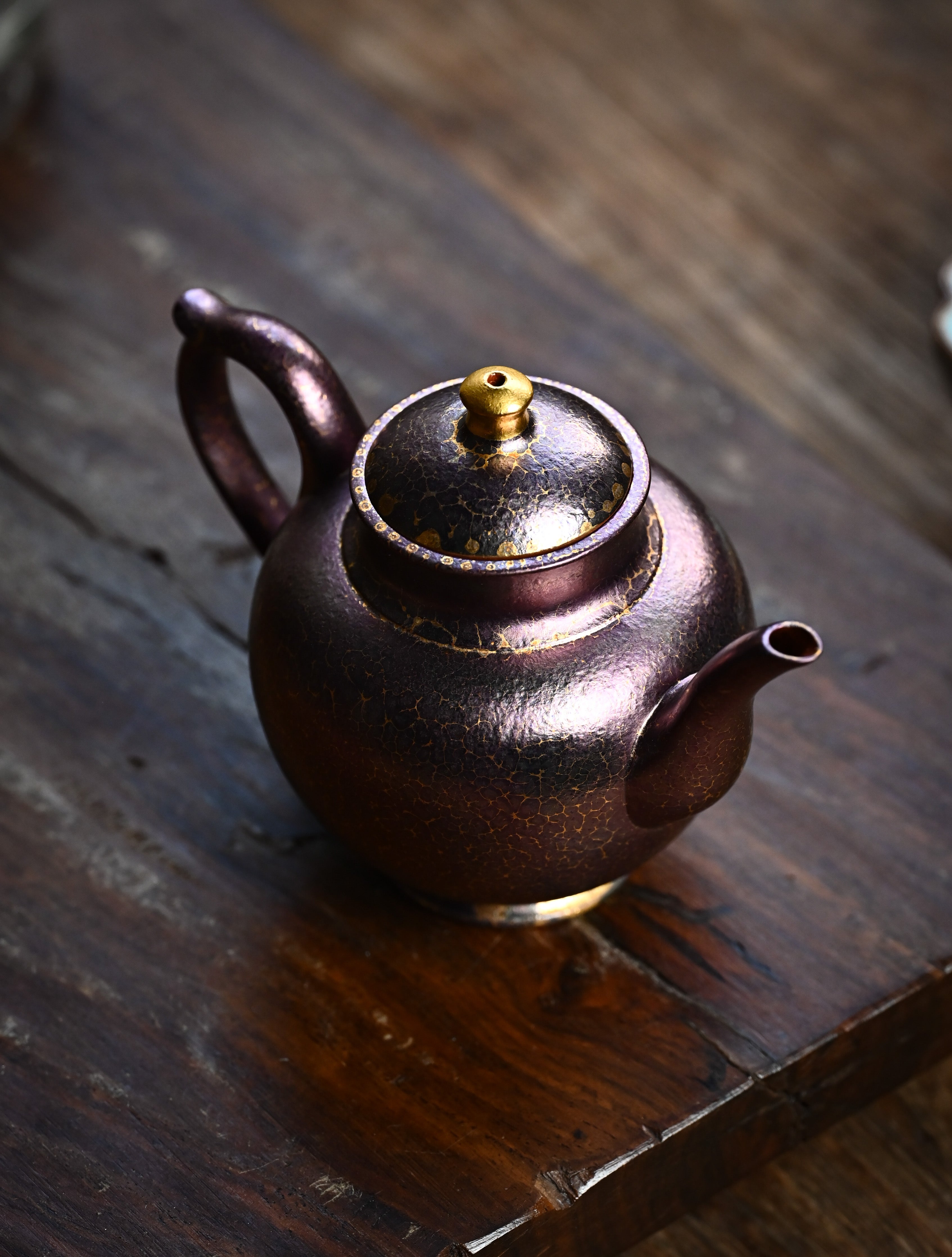 YANYOO handmade Yixing teapot featuring Feather-Plume firing technique, Flask purple gold, lifestyle right side.