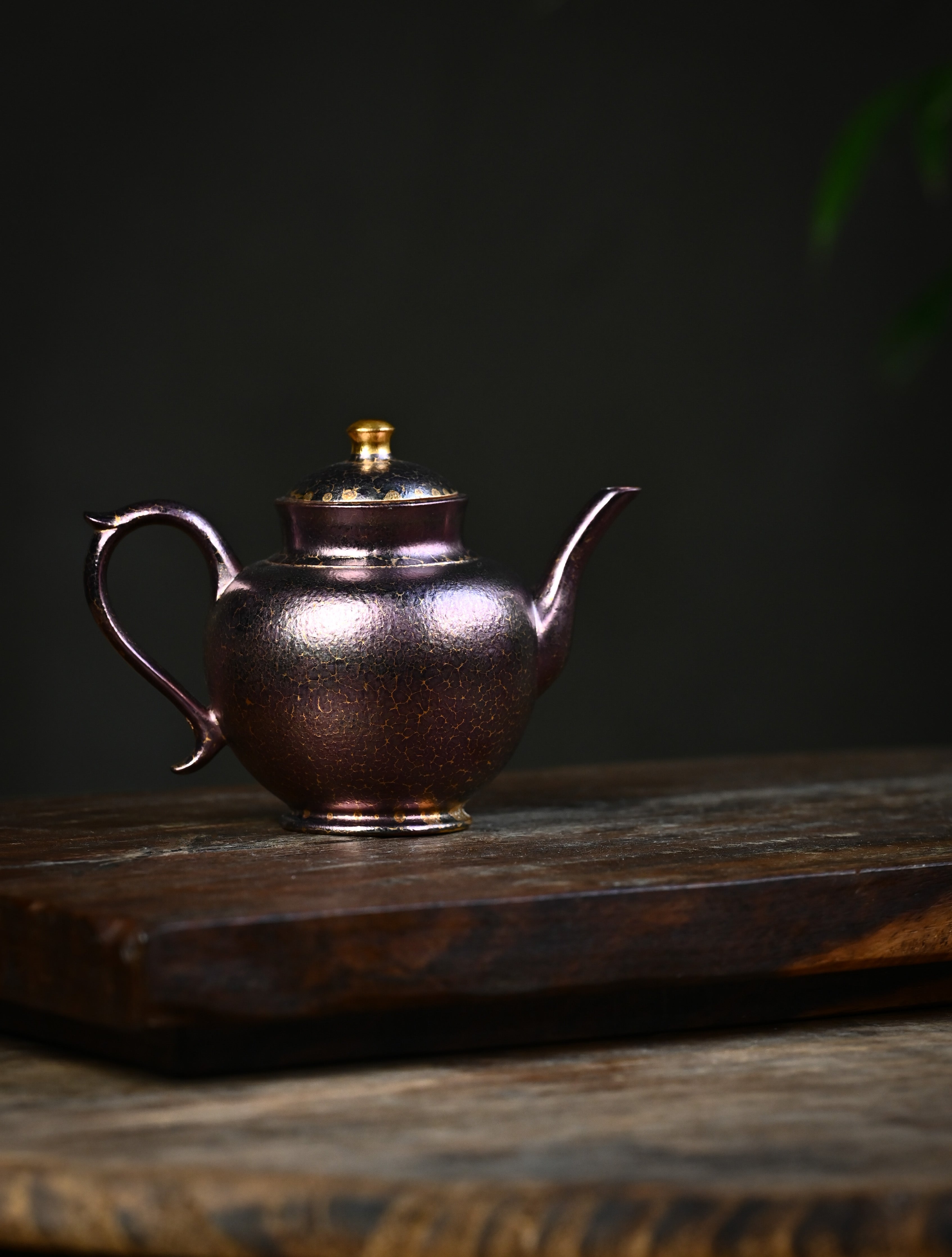YANYOO handmade Yixing teapot featuring Feather-Plume firing technique, Flask purple gold, lifestyle wide-angle right side.
