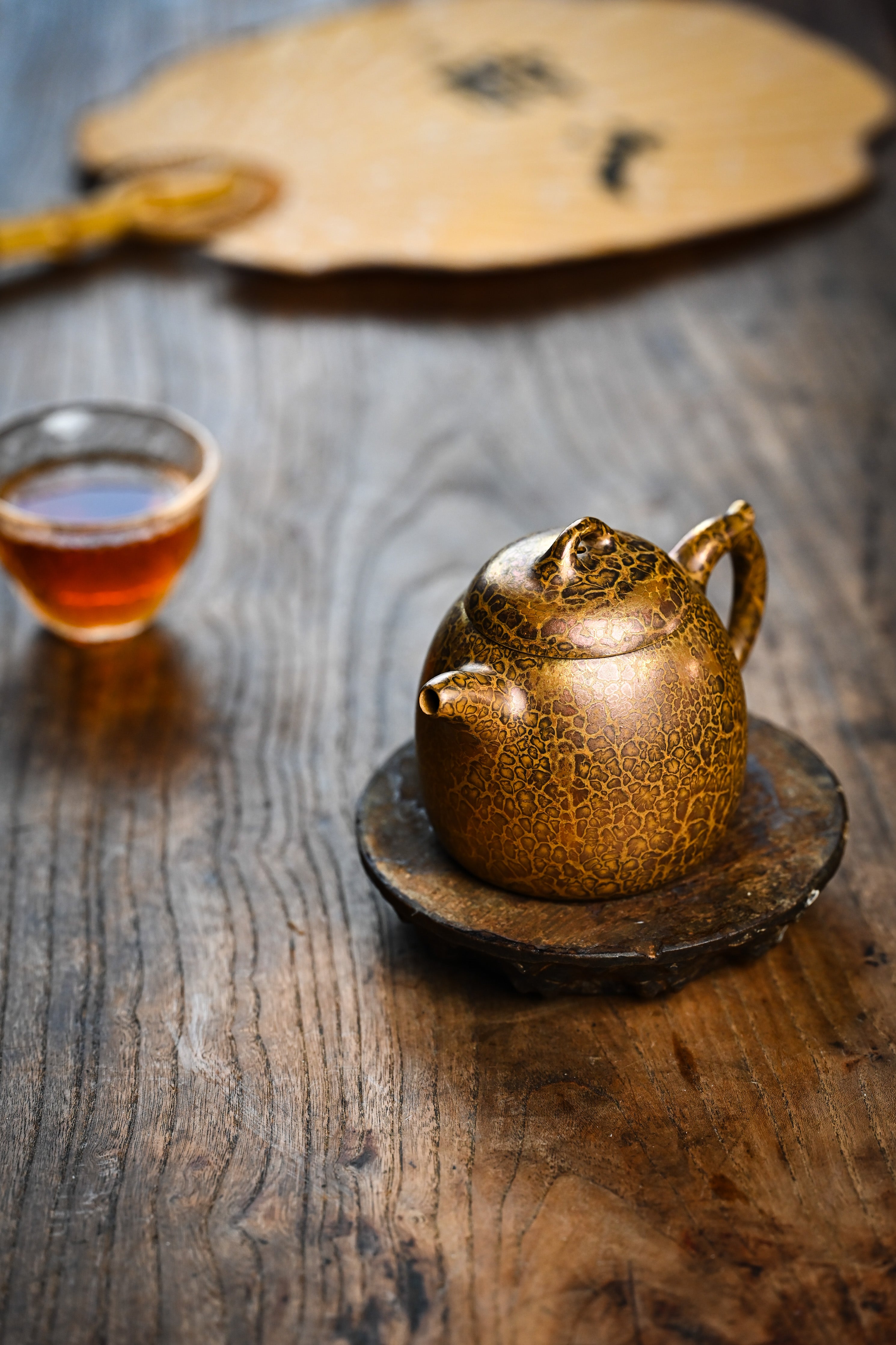 Handmade YANYOO Yixing teapot featuring Feather-Plume firing technique, Qin Quan, lifestyle left side.