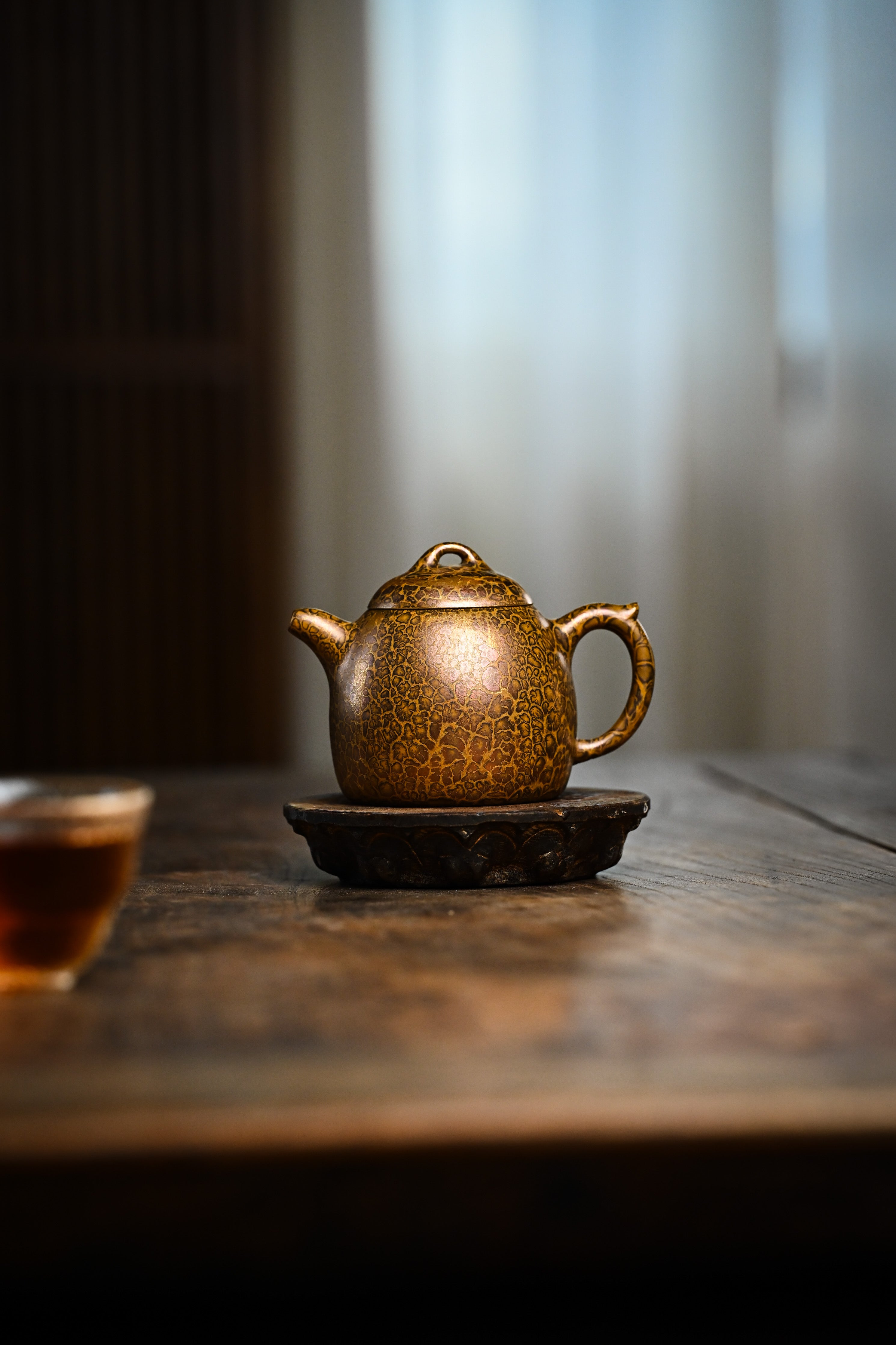 Handcrafted YANYOO Yixing teapot featuring Feather-Plume firing technique, Qin Quan, lifestyle wide-angle left side.