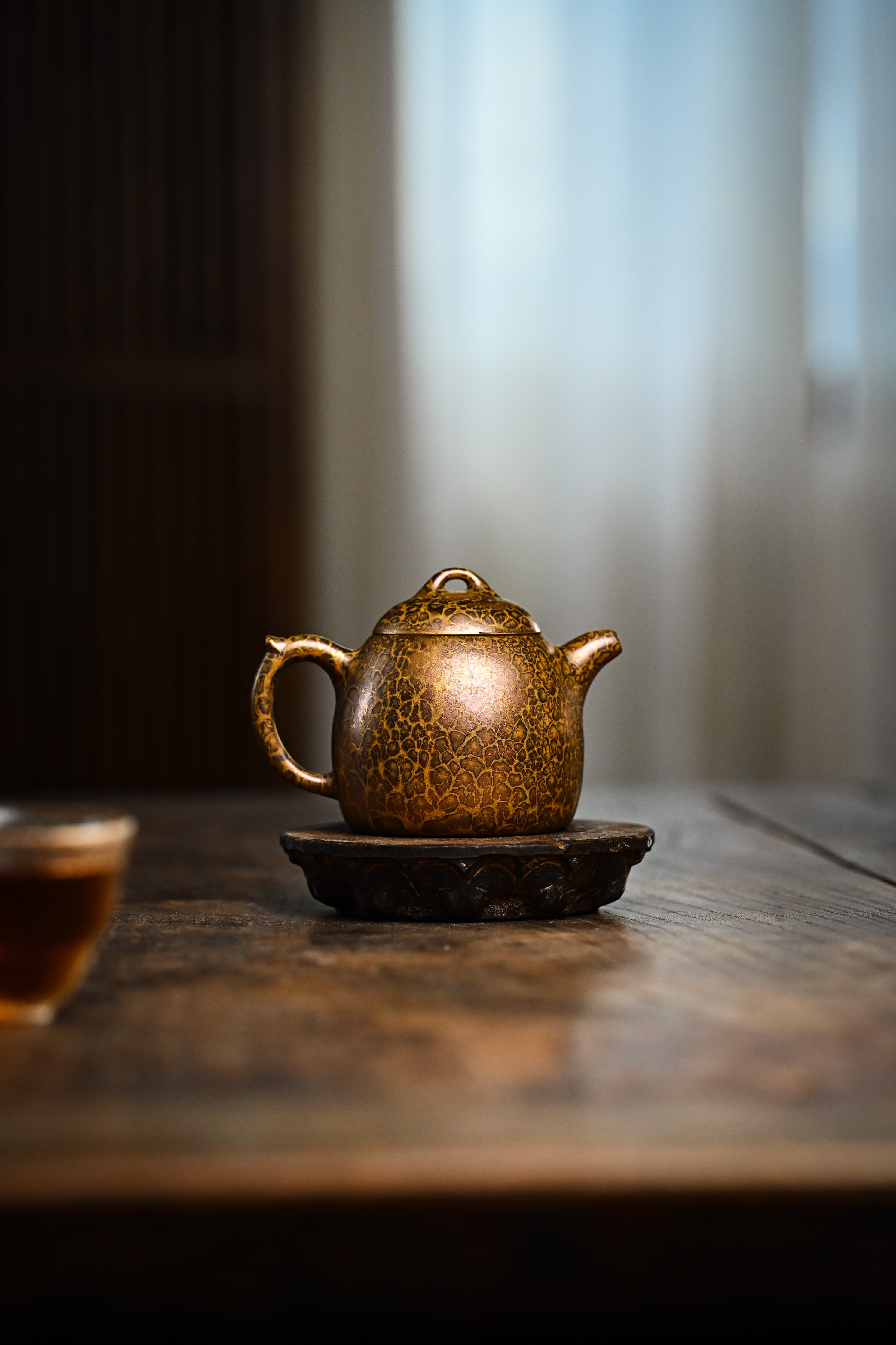 Handcrafted YANYOO Yixing teapot featuring Feather-Plume firing technique, Qin Quan, lifestyle wide-angle right side.