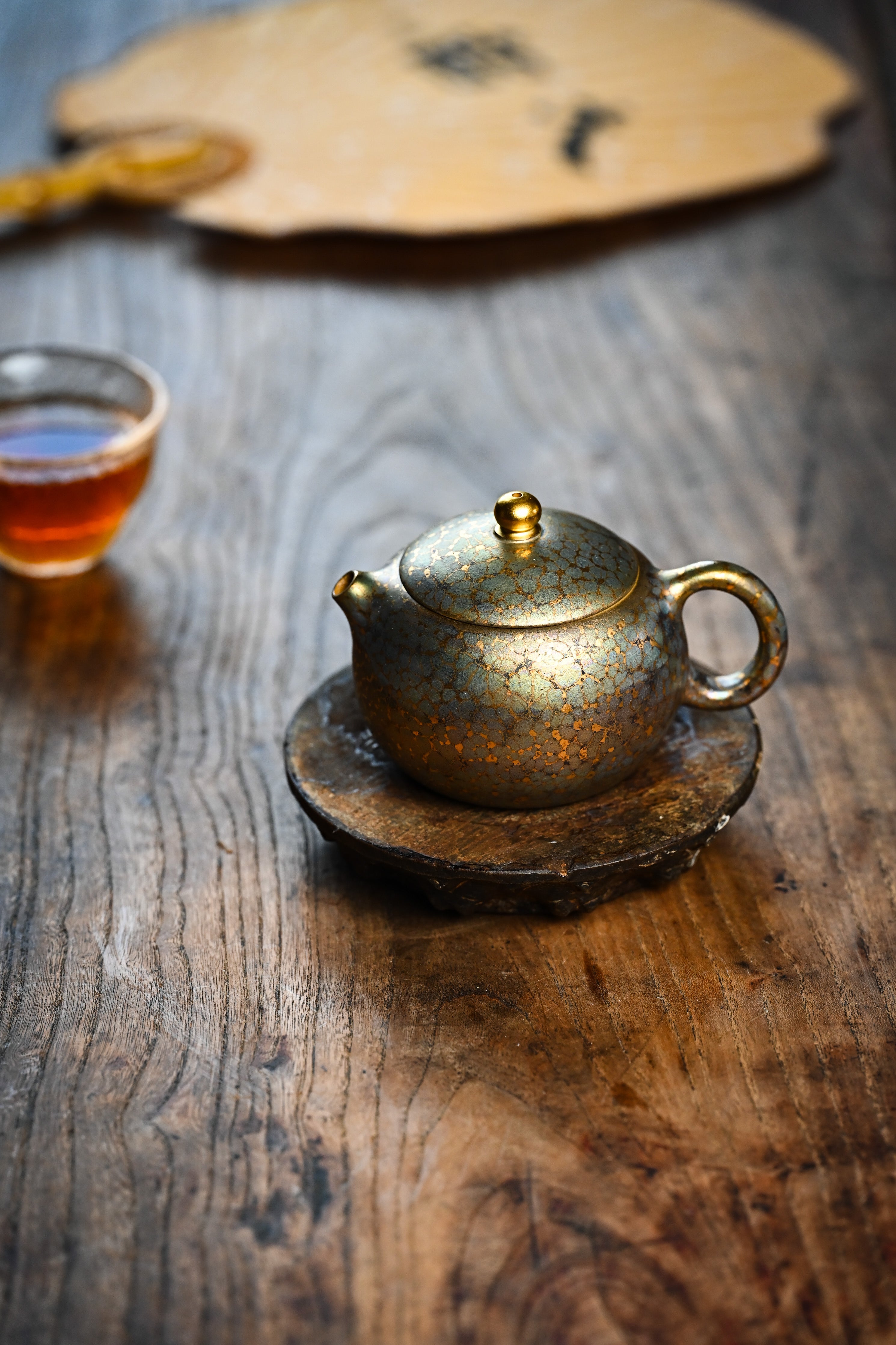 Handmade YANYOO Yixing teapot featuring Feather-Plume firing technique, Xi Shi, lifestyle detail.