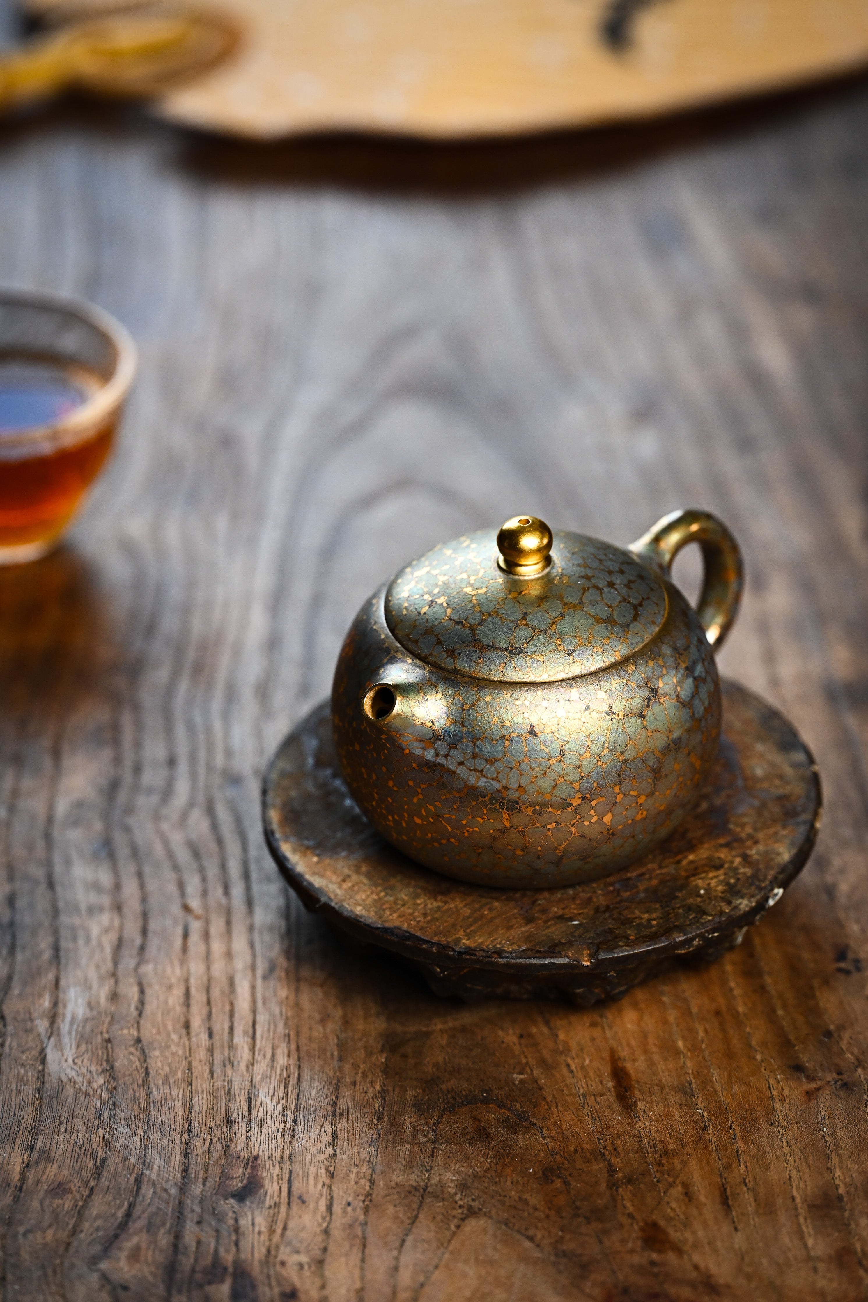 Handmade YANYOO Yixing teapot featuring Feather-Plume firing technique, Xi Shi, lifestyle left side.