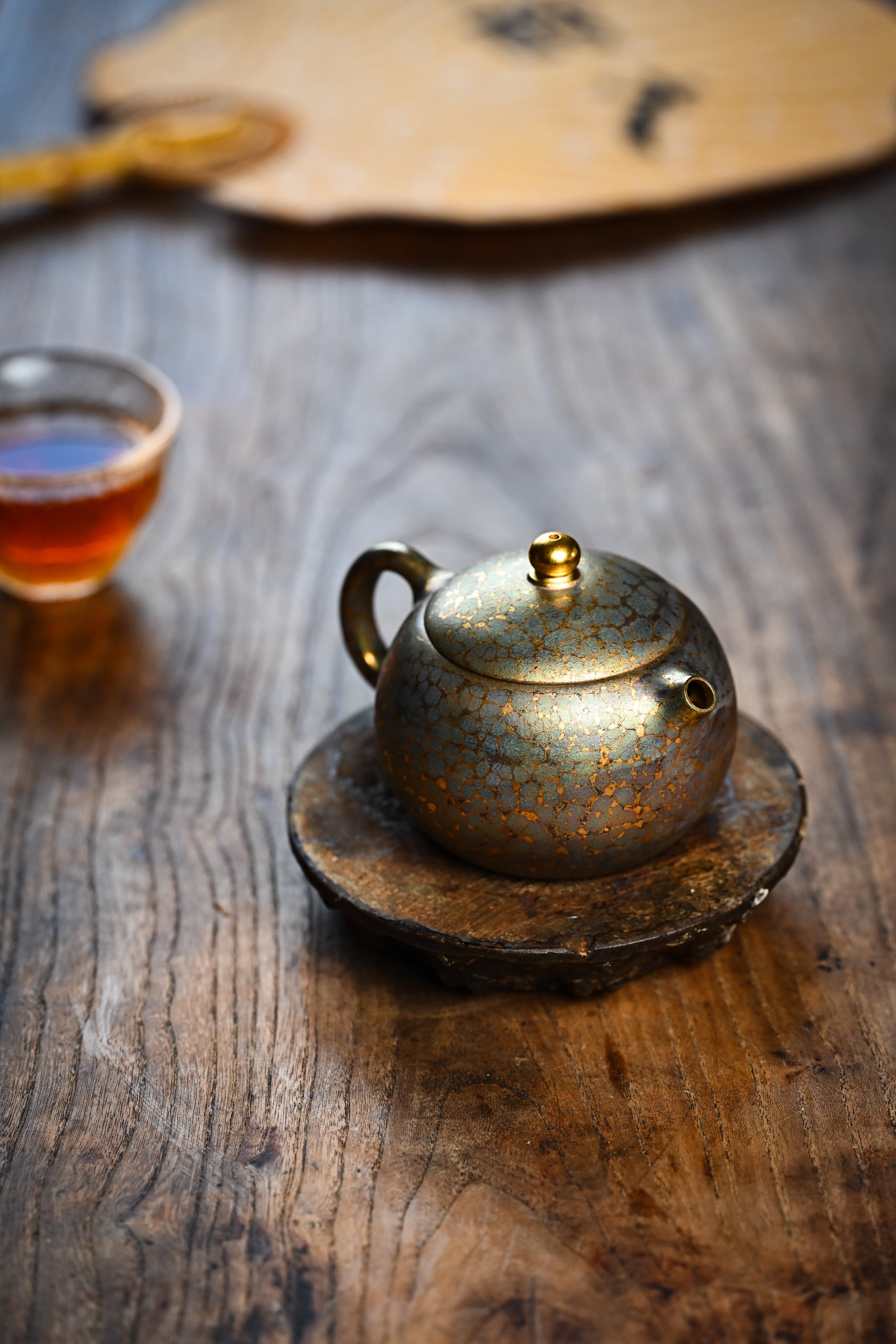 Handmade YANYOO Yixing teapot featuring Feather-Plume firing technique, Xi Shi, lifestyle right side.