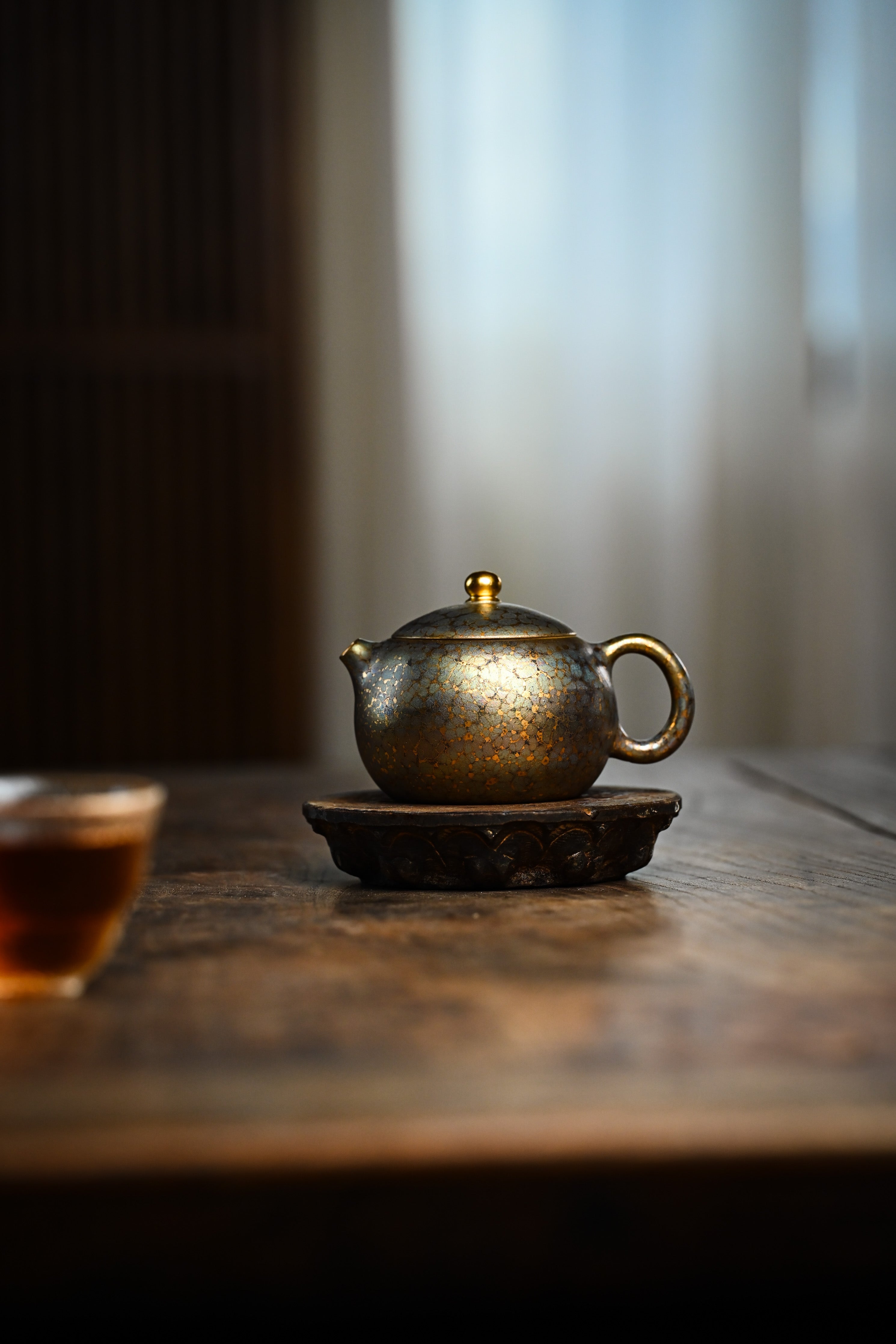 Handcrafted YANYOO Yixing teapot featuring Feather-Plume firing technique, Xi Shi, lifestyle wide-angle left side.