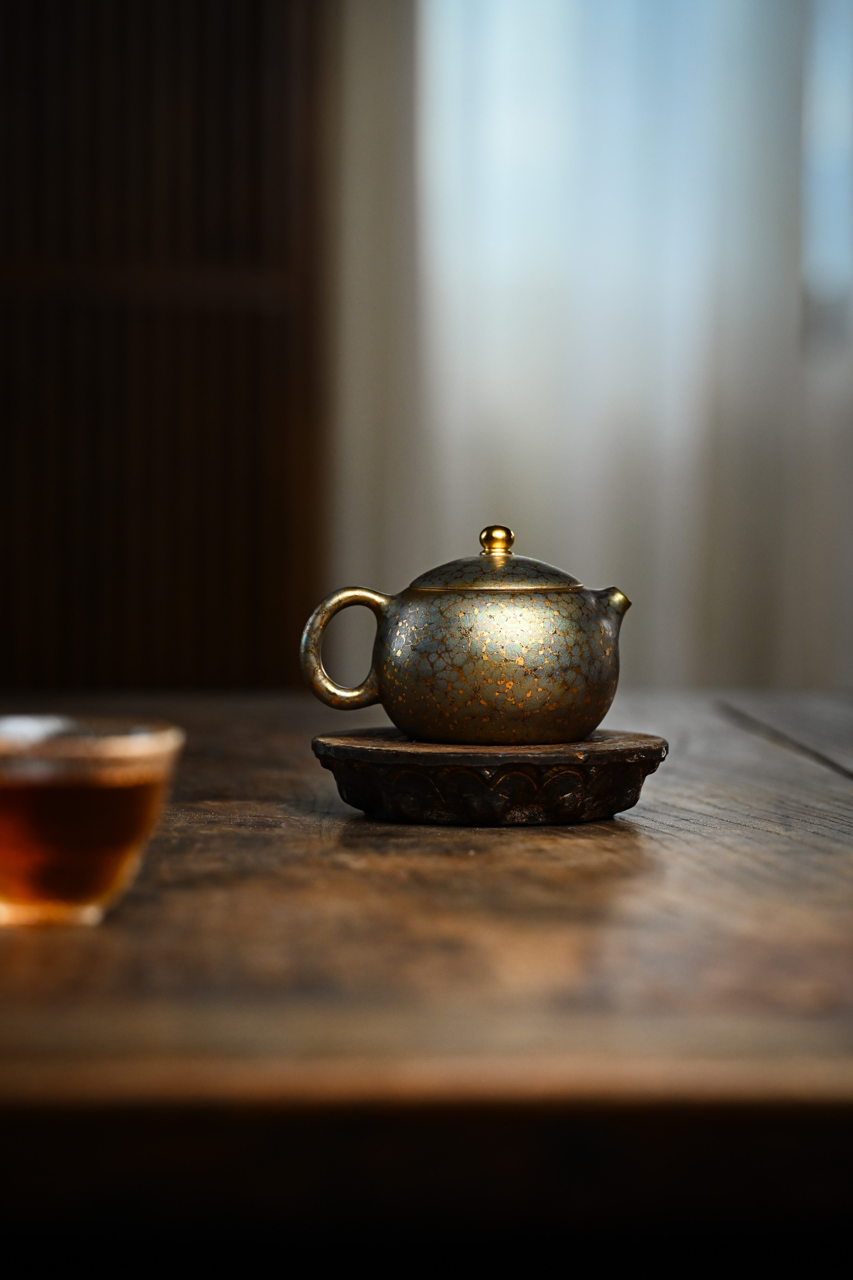 Handcrafted YANYOO Yixing teapot featuring Feather-Plume firing technique, Xi Shi, lifestyle wide-angle right side.