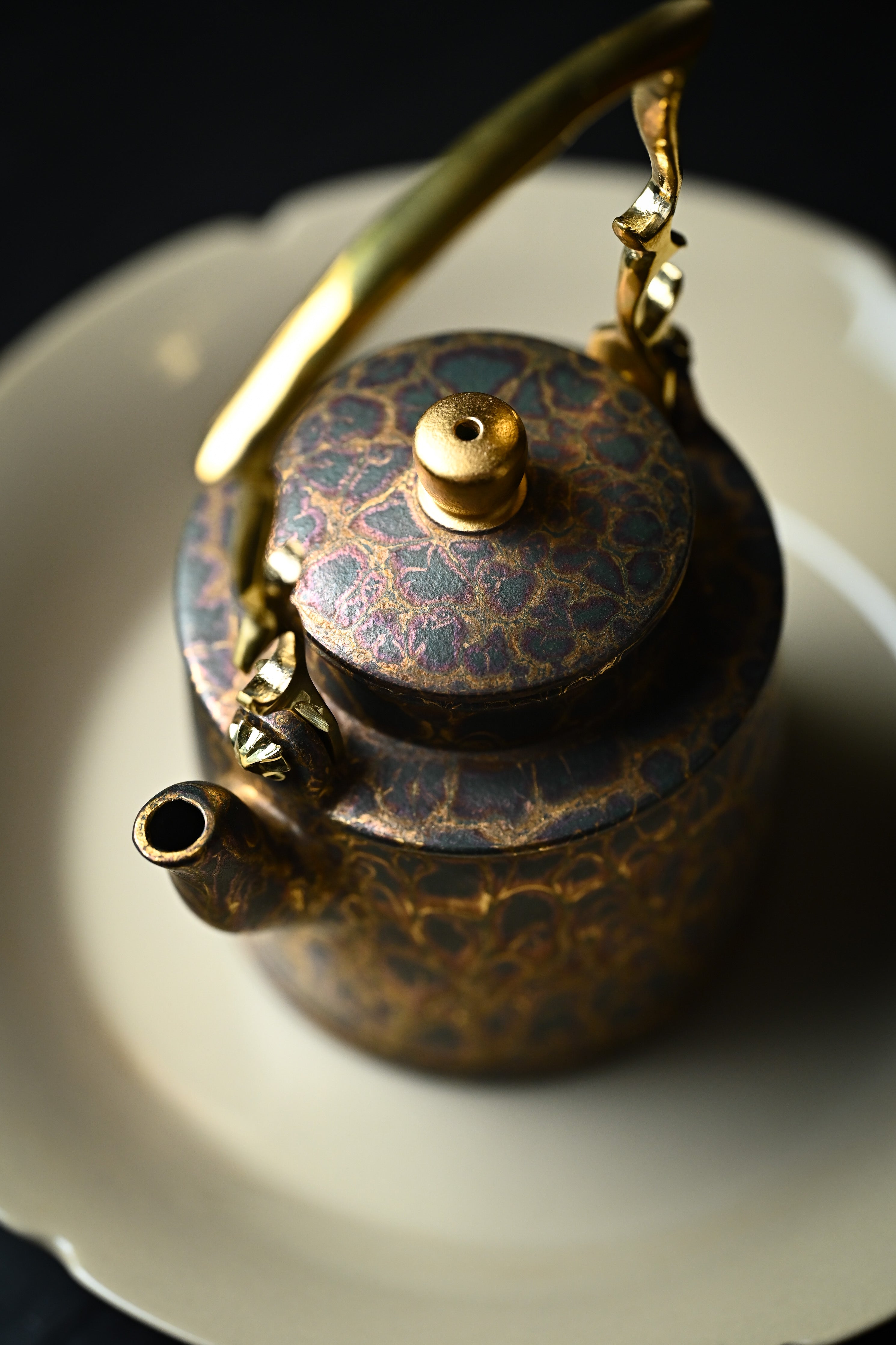 Handmade YANYOO Yixing teapot featuring Feather-Plume firing technique, Yang Tong, lifestyle detail.