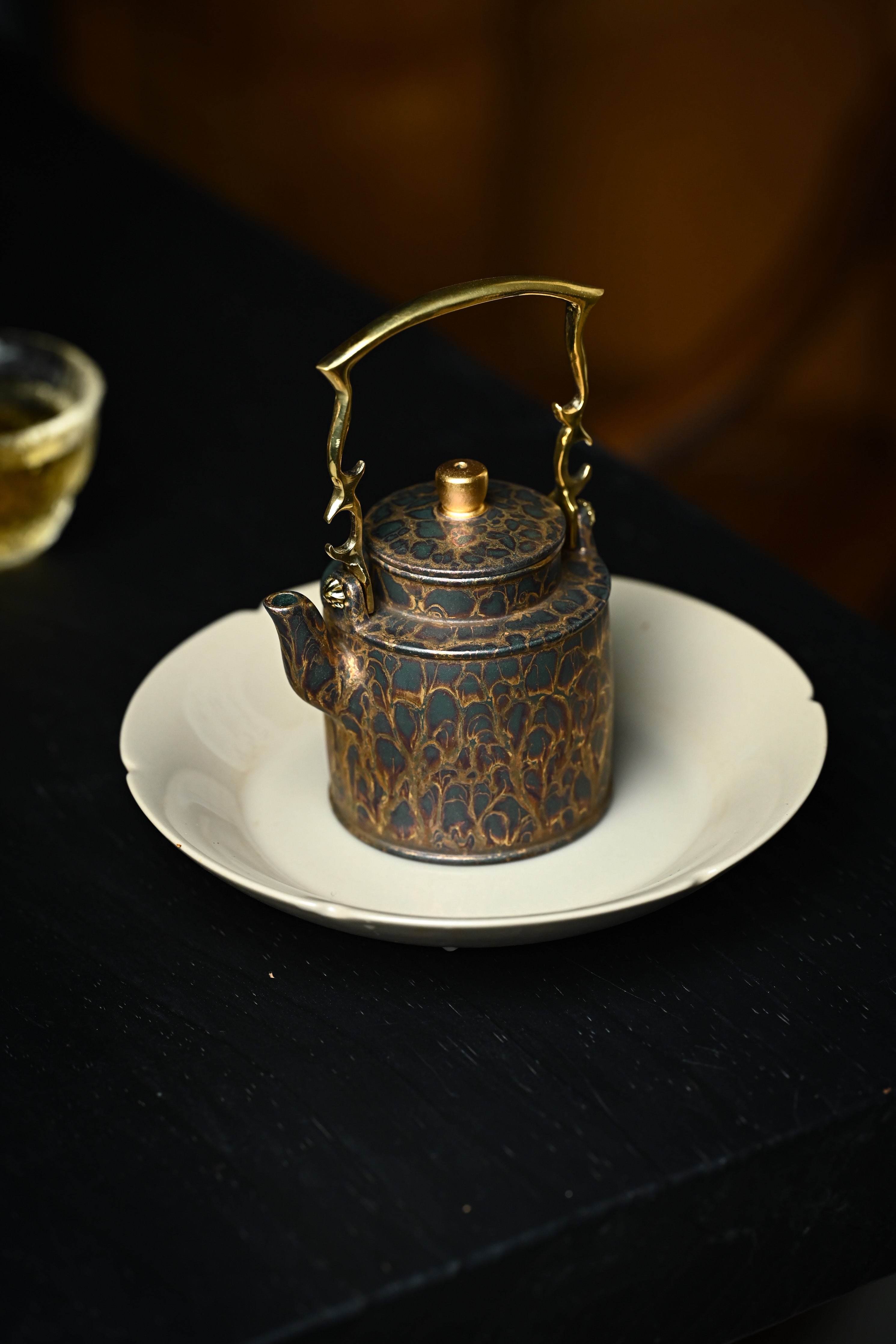 Handmade YANYOO Yixing teapot featuring Feather-Plume firing technique, Yang Tong, lifestyle left side.