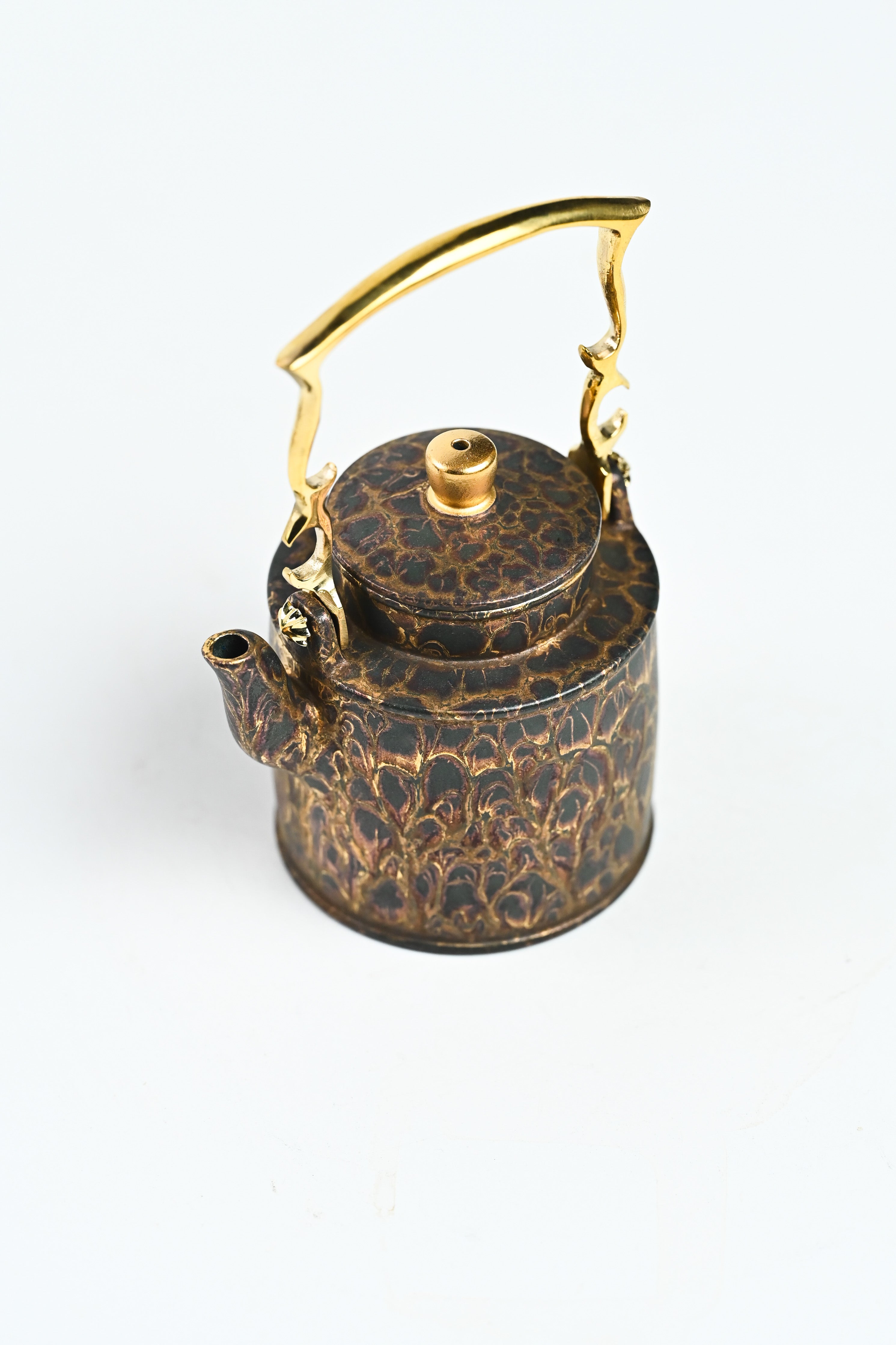 Handmade YANYOO Yixing teapot featuring Feather-Plume firing technique, Yang Tong, product top side.