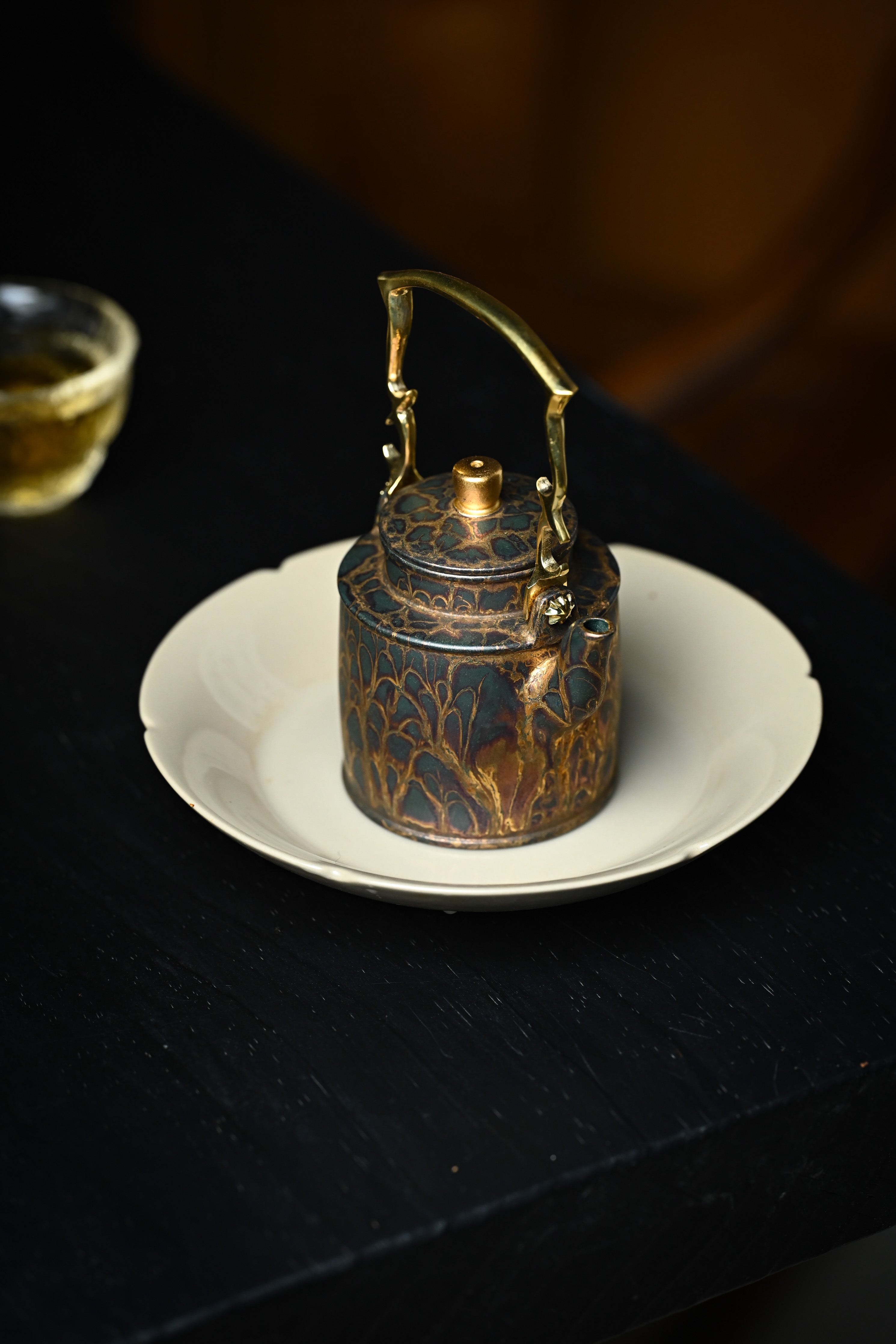 Handmade YANYOO Yixing teapot featuring Feather-Plume firing technique, Yang Tong, lifestyle right side.