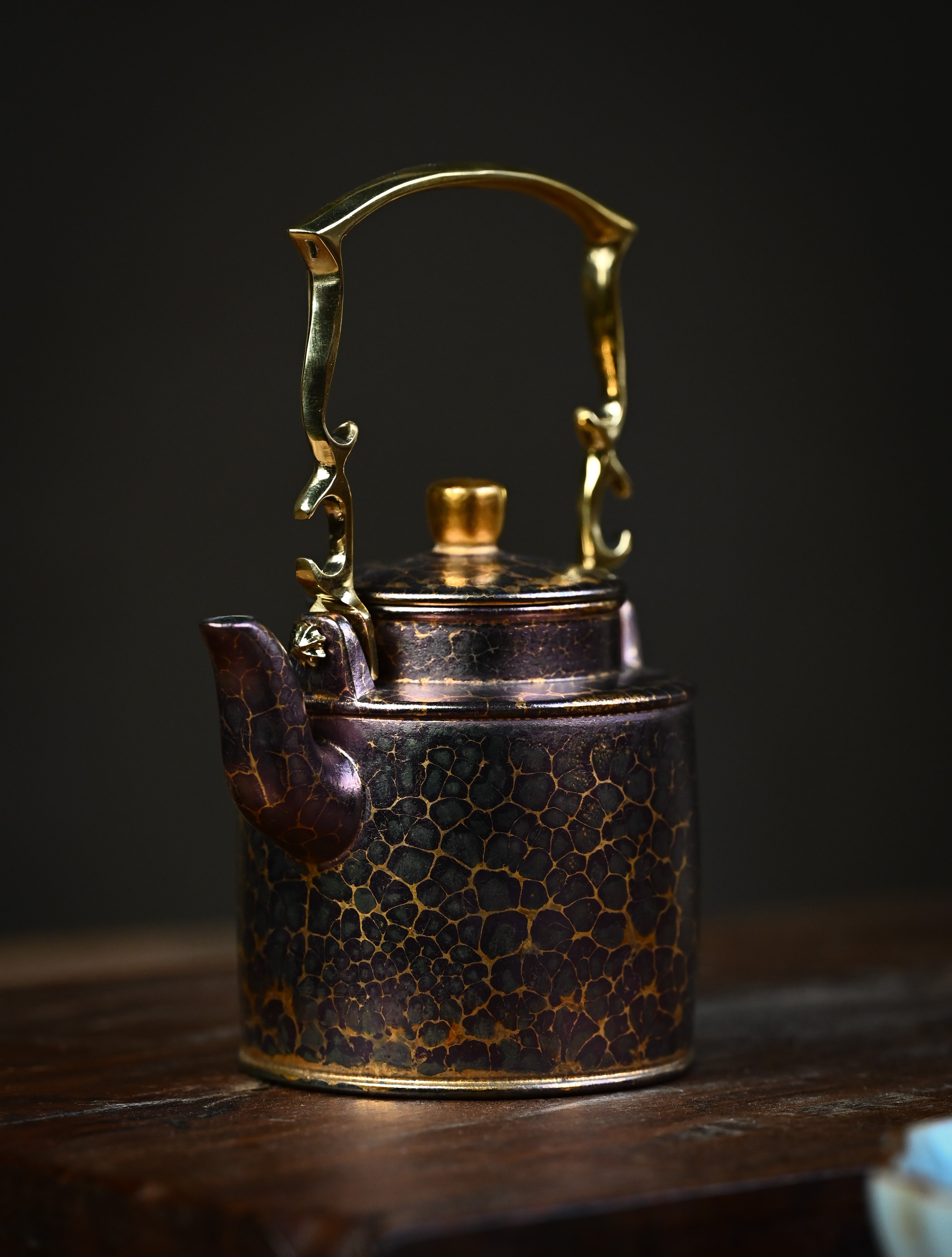 YANYOO handmade Yixing teapot featuring Feather-Plume firing technique, Yang Tong, purple gold, lifestyle front side.