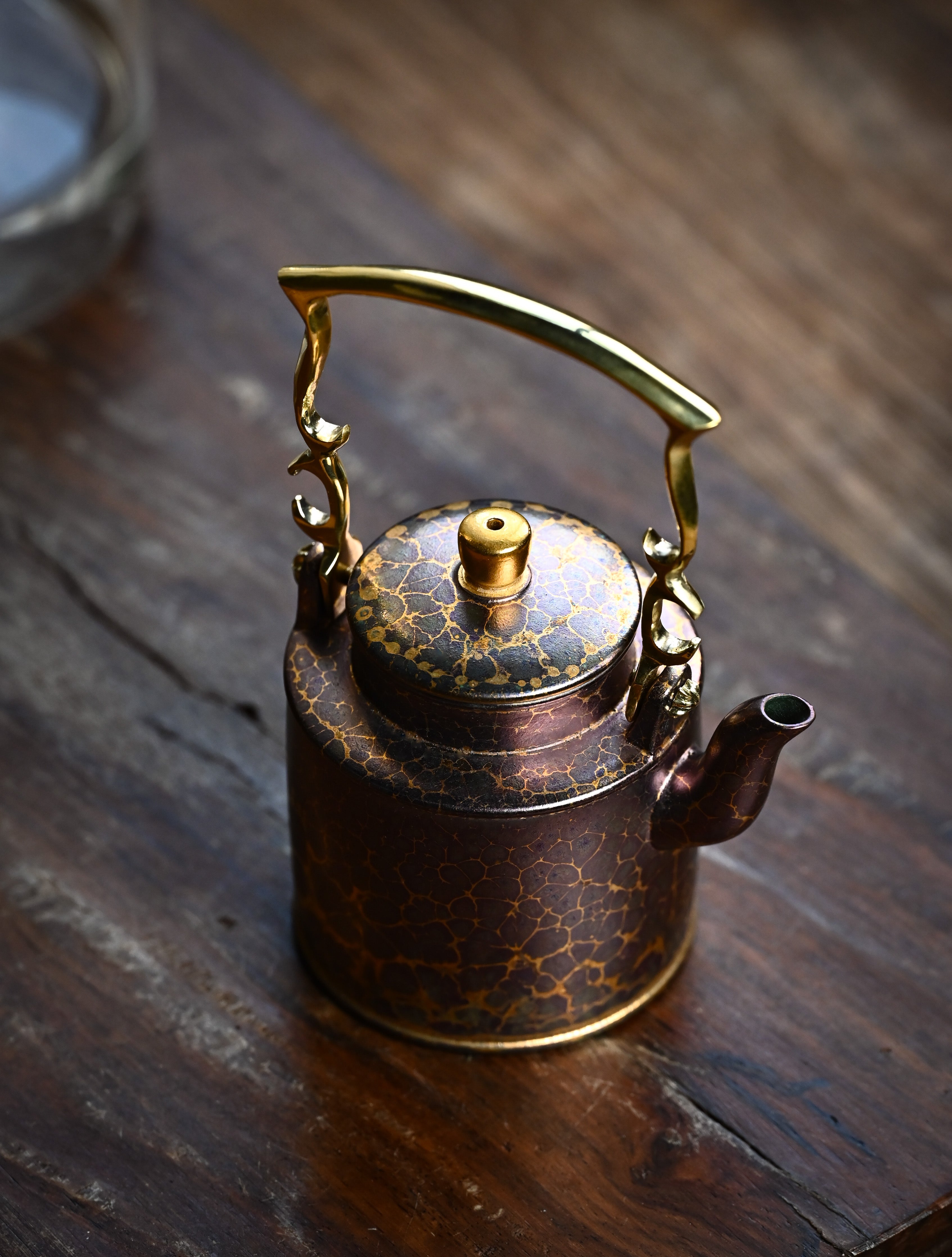 YANYOO handmade Yixing teapot featuring Feather-Plume firing technique, Yang Tong, purple gold, lifestyle right side.