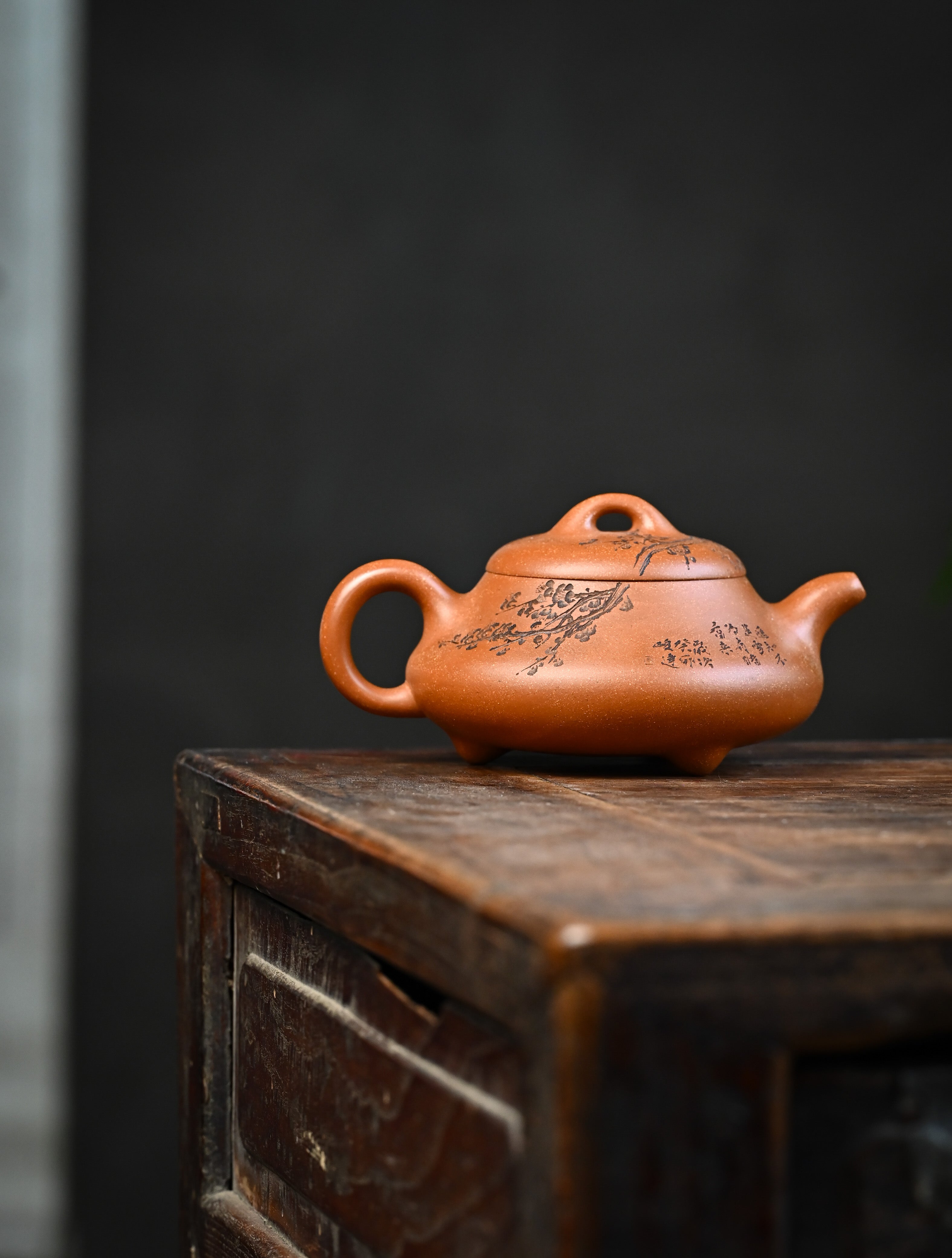YANYOO handmade Yixing teapot featuring Yucheng Kiln Duanni clay and delicate engravings, Han Tang Shi Piao, lifestyle wide-angle right side.